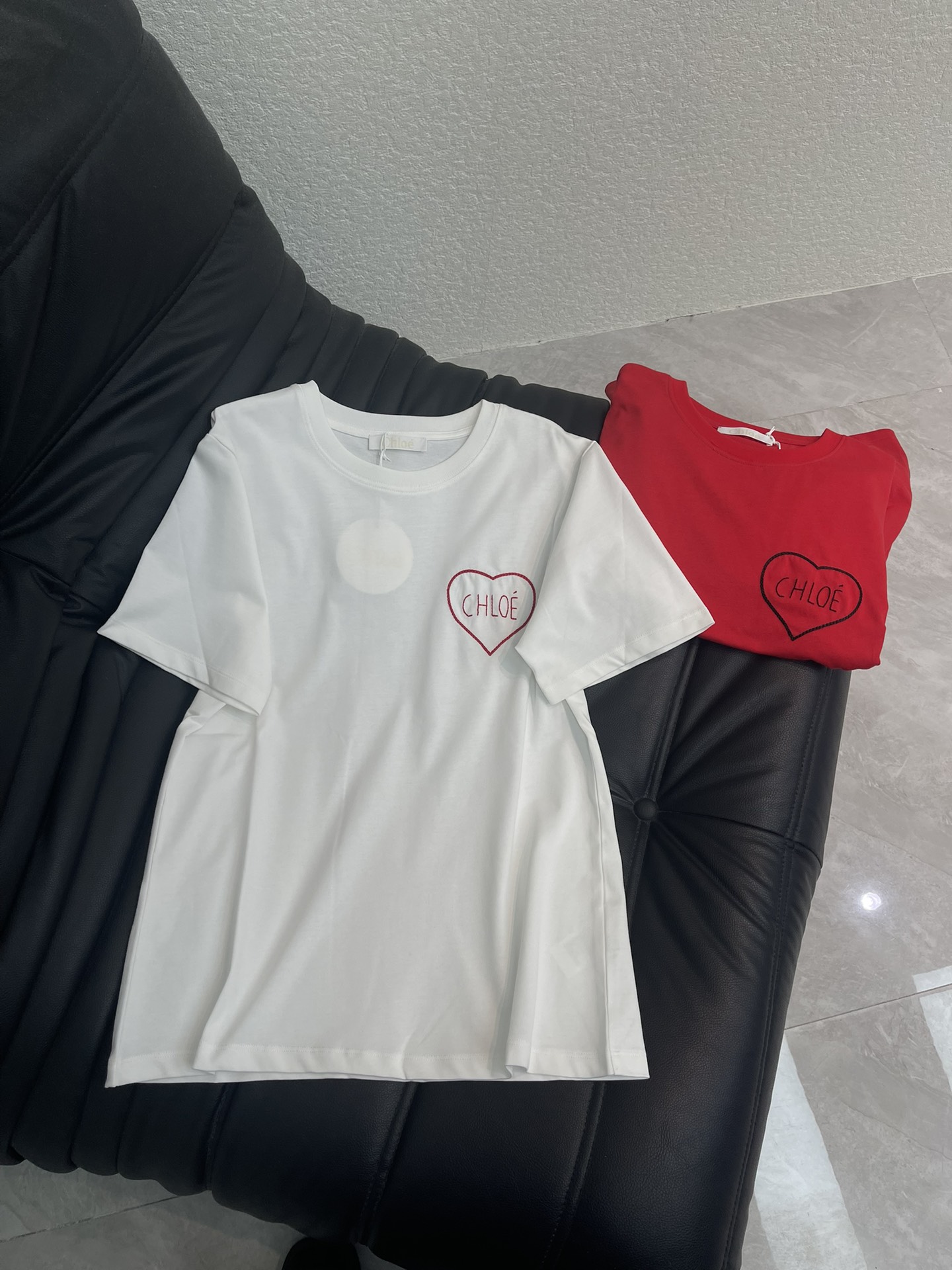 NO:685881,Chlo*26 new product, letter logo love heart short-sleeved T-shirt. Slim-fitting version, the upper body is very slim. It looks good whether worn inside or outside. Universal and versatile item. The printed letter pattern is eye-catching. It is a summer limited edition. SML,, chloe, T-shirt, tees, t-shirt,19860909Chlo*26新品 字母logo爱心短袖T恤 修身合体版型上身巨显瘦 不管是内搭或者外穿都很好看 万能百搭单品 印花工艺字母图案吸睛好看 属于夏日限定款 SML,,chloe,T-shirt,tees，t-shirt,,Women's clothing