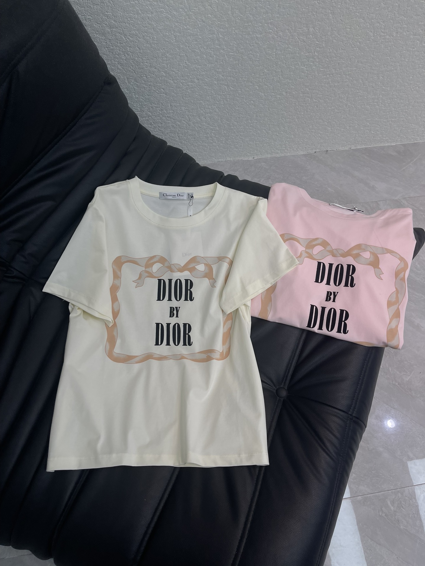 NO:685269,Dio*26 new spring and summer series printed short-sleeved T-shirts, made of soft pure cotton, super comfortable to wear!  The words 'DIOR BY DIOR' + ribbon border on the front are simple and recognizable. The round neck design can be easily used for daily casual wear. Available in white and pink, it is versatile and easy to wear. Whether it is paired with jeans or a skirt, you can easily get a fashionable and casual style!  SML,,dior,skirts,jeans,T-shirt,tees,t-shirt,19860909Dio*26春夏新款系列印花短袖T恤,采用柔软纯棉,穿着超舒适！正面“DIOR BY DIOR”字样+丝带边框,简约又有辨识度.圆领设计,日常休闲都能轻松驾驭,白色和粉色可选,百搭不挑人～无论配牛仔裤还是半裙,轻松get时尚随性风！SML,,dior,skirts,jeans,T-shirt,tees，t-shirt,,Women's clothing