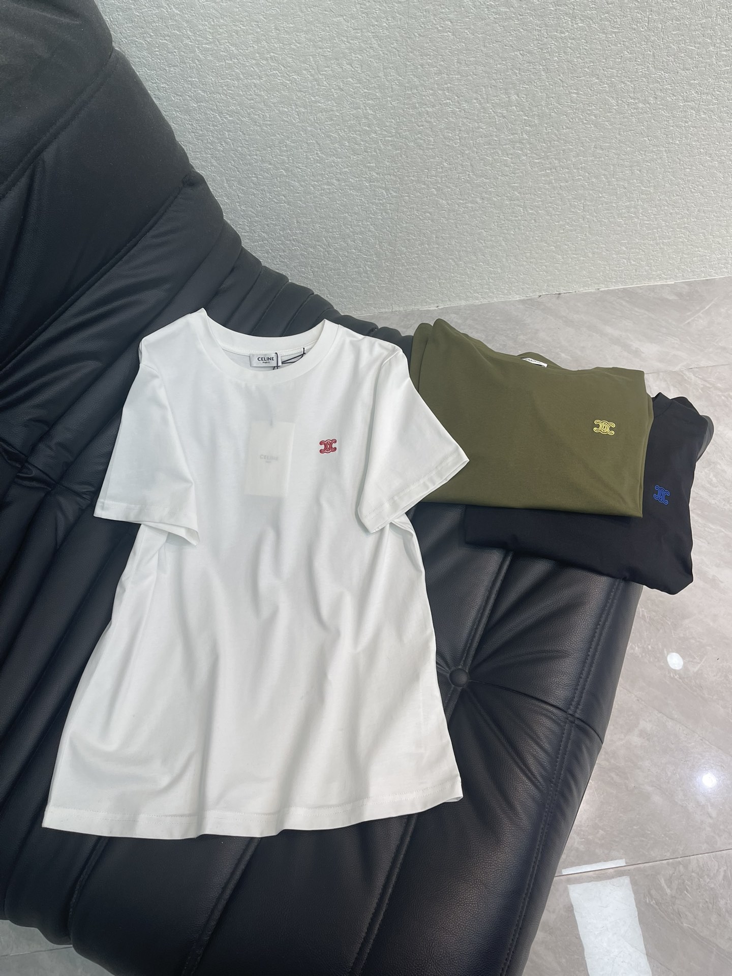 NO:685298,Celin*26 new spring and summer round neck embroidered logo short-sleeved T-shirt. Customized YB mercerized cotton material, breathable and comfortable, full of texture, regular short-sleeved shirt cut, processed by embroidery process, with the Arc de Triomphe embroidered logo decoration outlined on the chest to enhance brand recognition. The versatile style is simple and durable, inclusive and body-modifying, and can be worn casually and fashionably in daily wear. SML A,,celine,T-shirt,tees,t-shirt,19860909Celin*26春夏新款圆领刺绣徽标短袖T恤.定制YB丝光全棉材质,透气舒适,质感十足,常规短袖恤剪裁,利用刺绣工艺处理,胸前勾勒出凯旋门刺绣徽标装饰,加强品牌辨识度,百搭款式简约耐看,包容修饰身材,日常穿搭松弛时髦.SML A,,celine,T-shirt,tees，t-shirt,,Women's clothing