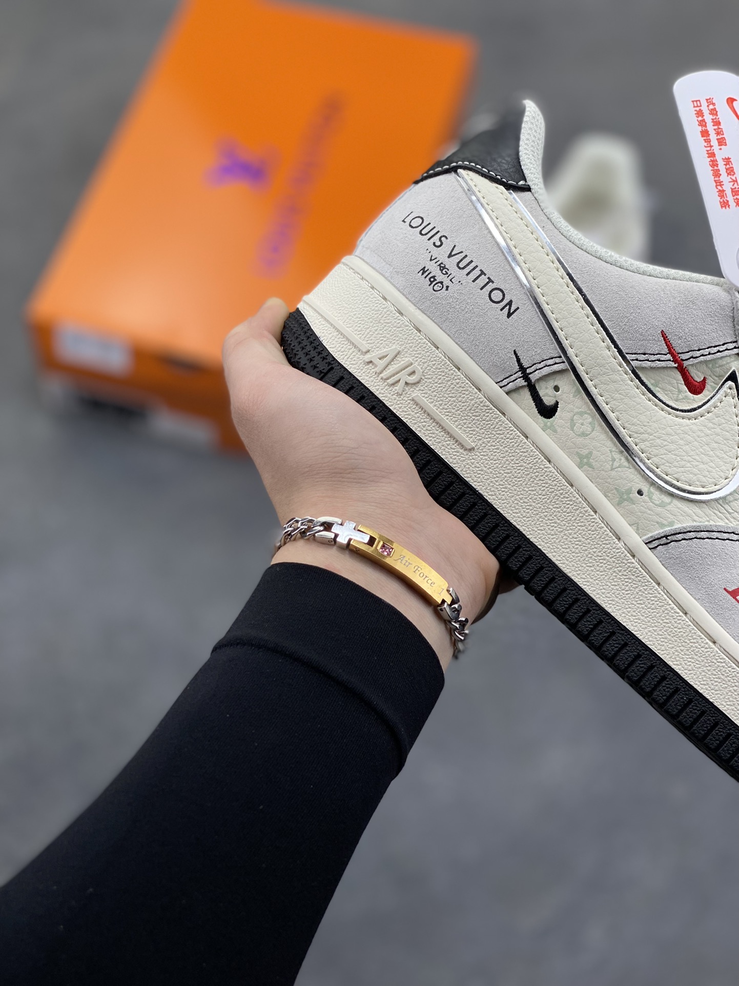 图片[6]-奢潮顶流合体！AF1 Low x LV 联名款重塑潮流天花板 当Nike Air Force 1 Low的传奇街头血统遇上Louis Vuitton的高奢基因，这双CX5050-Y39联名款直接把「奢潮」二字刻进鞋魂里！ 鞋身以高级灰磨砂皮为主调，搭配经典的米白鞋身基底，LV标志性的老花暗纹悄然铺陈在鞋侧，低调中透着奢牌的专属格调。白色Swoosh上一抹红勾点睛，与鞋头的红色LV字母遥相呼应，打破单调的同时注入视觉张力；黑白编织鞋带搭配金属细节，将工装风与奢华感完美融合，鞋跟处的LOUIS VUITTON标识与专属编号，更是把联名身份的仪式感拉满。 作为AF1与LV的重磅联名，这双鞋不仅延续了Air Force 1 Low的经典版型与脚感，更凭借LV的精工设计成为潮流收藏圈的硬通货。无论是日常出街打造高街造型，还是纳入收藏柜作为奢潮藏品，这双AF1 Low x LV联名款都能让你在潮流圈层脱颖而出，堪称「穿在脚上的艺术品」！尺码：36 36.5 37.5 38 38.5 39 40 40.5 41 42 42.5 43 44 44.5 45-选品中心