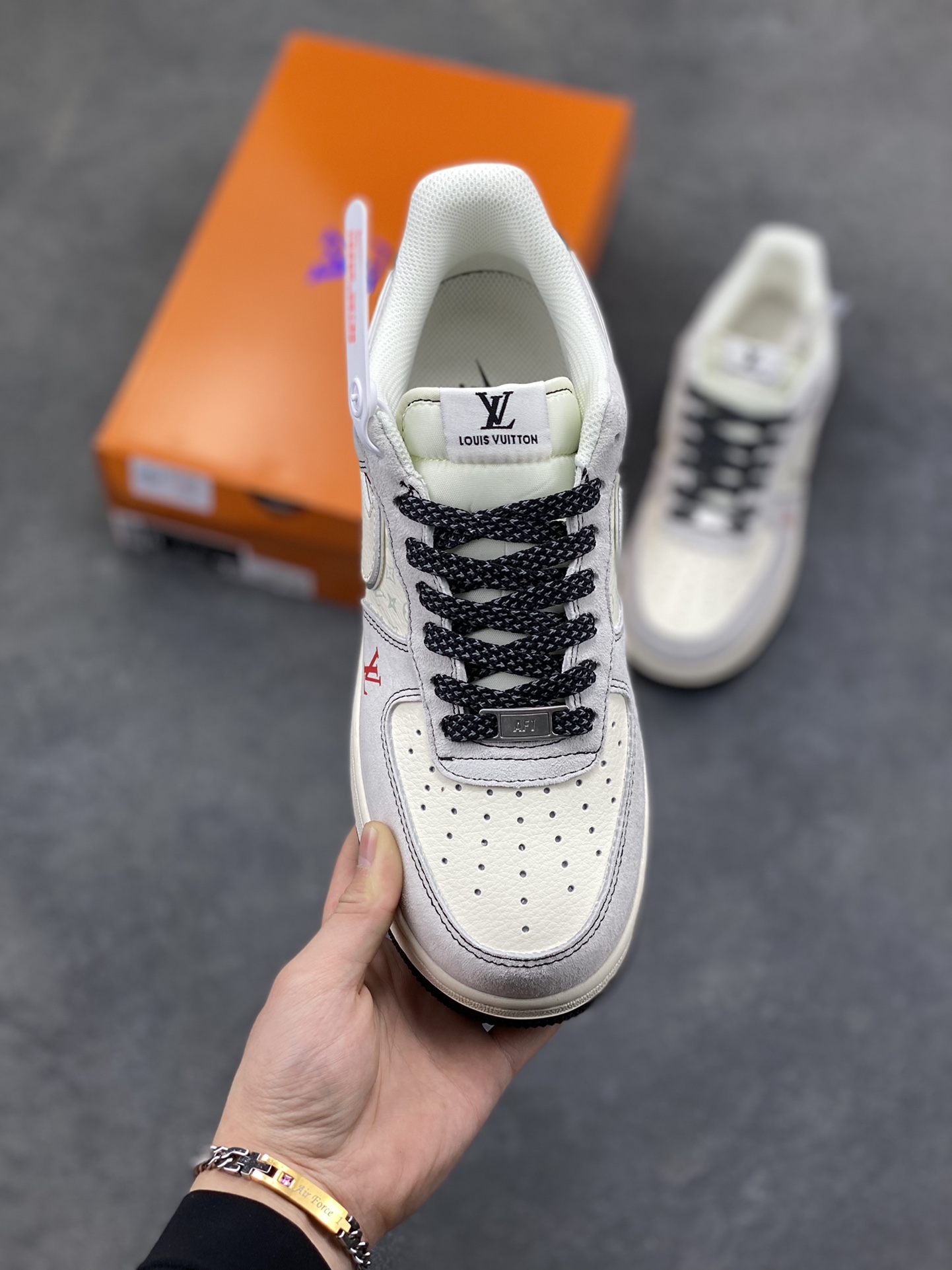 图片[2]-奢潮顶流合体！AF1 Low x LV 联名款重塑潮流天花板 当Nike Air Force 1 Low的传奇街头血统遇上Louis Vuitton的高奢基因，这双CX5050-Y39联名款直接把「奢潮」二字刻进鞋魂里！ 鞋身以高级灰磨砂皮为主调，搭配经典的米白鞋身基底，LV标志性的老花暗纹悄然铺陈在鞋侧，低调中透着奢牌的专属格调。白色Swoosh上一抹红勾点睛，与鞋头的红色LV字母遥相呼应，打破单调的同时注入视觉张力；黑白编织鞋带搭配金属细节，将工装风与奢华感完美融合，鞋跟处的LOUIS VUITTON标识与专属编号，更是把联名身份的仪式感拉满。 作为AF1与LV的重磅联名，这双鞋不仅延续了Air Force 1 Low的经典版型与脚感，更凭借LV的精工设计成为潮流收藏圈的硬通货。无论是日常出街打造高街造型，还是纳入收藏柜作为奢潮藏品，这双AF1 Low x LV联名款都能让你在潮流圈层脱颖而出，堪称「穿在脚上的艺术品」！尺码：36 36.5 37.5 38 38.5 39 40 40.5 41 42 42.5 43 44 44.5 45-选品中心
