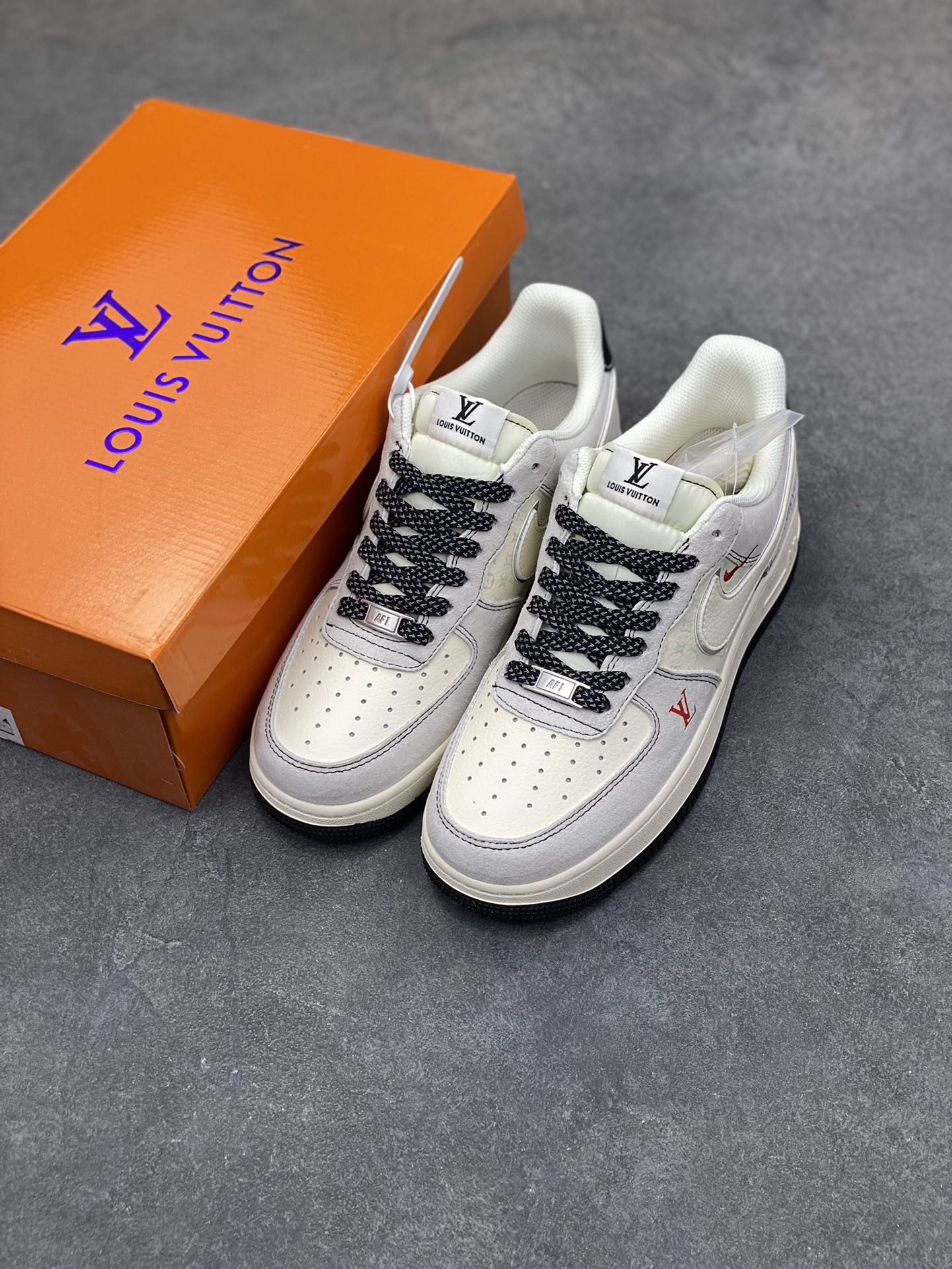 图片[8]-奢潮顶流合体！AF1 Low x LV 联名款重塑潮流天花板 当Nike Air Force 1 Low的传奇街头血统遇上Louis Vuitton的高奢基因，这双CX5050-Y39联名款直接把「奢潮」二字刻进鞋魂里！ 鞋身以高级灰磨砂皮为主调，搭配经典的米白鞋身基底，LV标志性的老花暗纹悄然铺陈在鞋侧，低调中透着奢牌的专属格调。白色Swoosh上一抹红勾点睛，与鞋头的红色LV字母遥相呼应，打破单调的同时注入视觉张力；黑白编织鞋带搭配金属细节，将工装风与奢华感完美融合，鞋跟处的LOUIS VUITTON标识与专属编号，更是把联名身份的仪式感拉满。 作为AF1与LV的重磅联名，这双鞋不仅延续了Air Force 1 Low的经典版型与脚感，更凭借LV的精工设计成为潮流收藏圈的硬通货。无论是日常出街打造高街造型，还是纳入收藏柜作为奢潮藏品，这双AF1 Low x LV联名款都能让你在潮流圈层脱颖而出，堪称「穿在脚上的艺术品」！尺码：36 36.5 37.5 38 38.5 39 40 40.5 41 42 42.5 43 44 44.5 45-选品中心