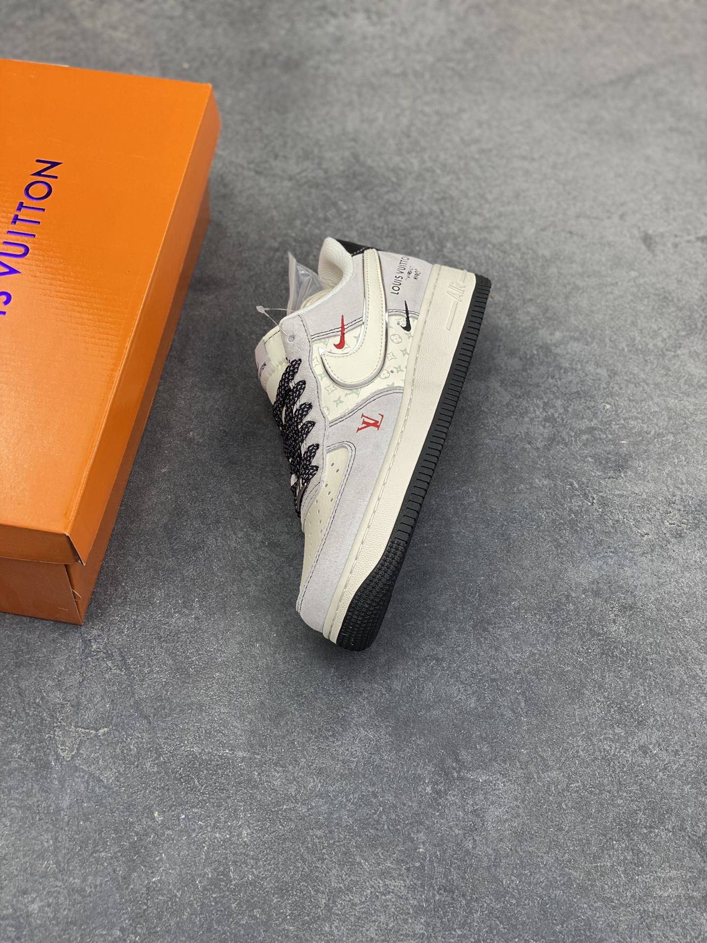 图片[7]-奢潮顶流合体！AF1 Low x LV 联名款重塑潮流天花板 当Nike Air Force 1 Low的传奇街头血统遇上Louis Vuitton的高奢基因，这双CX5050-Y39联名款直接把「奢潮」二字刻进鞋魂里！ 鞋身以高级灰磨砂皮为主调，搭配经典的米白鞋身基底，LV标志性的老花暗纹悄然铺陈在鞋侧，低调中透着奢牌的专属格调。白色Swoosh上一抹红勾点睛，与鞋头的红色LV字母遥相呼应，打破单调的同时注入视觉张力；黑白编织鞋带搭配金属细节，将工装风与奢华感完美融合，鞋跟处的LOUIS VUITTON标识与专属编号，更是把联名身份的仪式感拉满。 作为AF1与LV的重磅联名，这双鞋不仅延续了Air Force 1 Low的经典版型与脚感，更凭借LV的精工设计成为潮流收藏圈的硬通货。无论是日常出街打造高街造型，还是纳入收藏柜作为奢潮藏品，这双AF1 Low x LV联名款都能让你在潮流圈层脱颖而出，堪称「穿在脚上的艺术品」！尺码：36 36.5 37.5 38 38.5 39 40 40.5 41 42 42.5 43 44 44.5 45-选品中心