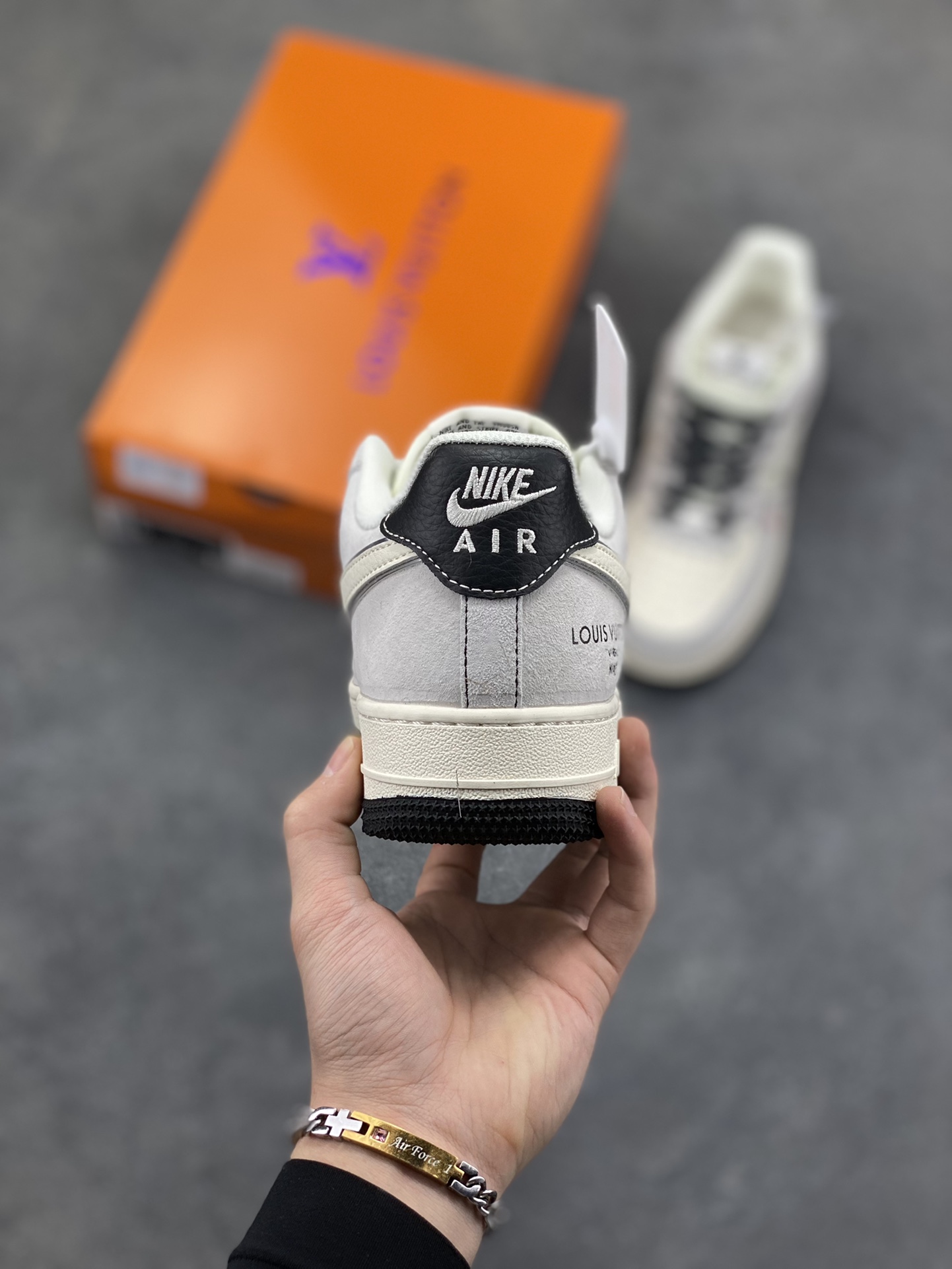 图片[4]-奢潮顶流合体！AF1 Low x LV 联名款重塑潮流天花板 当Nike Air Force 1 Low的传奇街头血统遇上Louis Vuitton的高奢基因，这双CX5050-Y39联名款直接把「奢潮」二字刻进鞋魂里！ 鞋身以高级灰磨砂皮为主调，搭配经典的米白鞋身基底，LV标志性的老花暗纹悄然铺陈在鞋侧，低调中透着奢牌的专属格调。白色Swoosh上一抹红勾点睛，与鞋头的红色LV字母遥相呼应，打破单调的同时注入视觉张力；黑白编织鞋带搭配金属细节，将工装风与奢华感完美融合，鞋跟处的LOUIS VUITTON标识与专属编号，更是把联名身份的仪式感拉满。 作为AF1与LV的重磅联名，这双鞋不仅延续了Air Force 1 Low的经典版型与脚感，更凭借LV的精工设计成为潮流收藏圈的硬通货。无论是日常出街打造高街造型，还是纳入收藏柜作为奢潮藏品，这双AF1 Low x LV联名款都能让你在潮流圈层脱颖而出，堪称「穿在脚上的艺术品」！尺码：36 36.5 37.5 38 38.5 39 40 40.5 41 42 42.5 43 44 44.5 45-选品中心