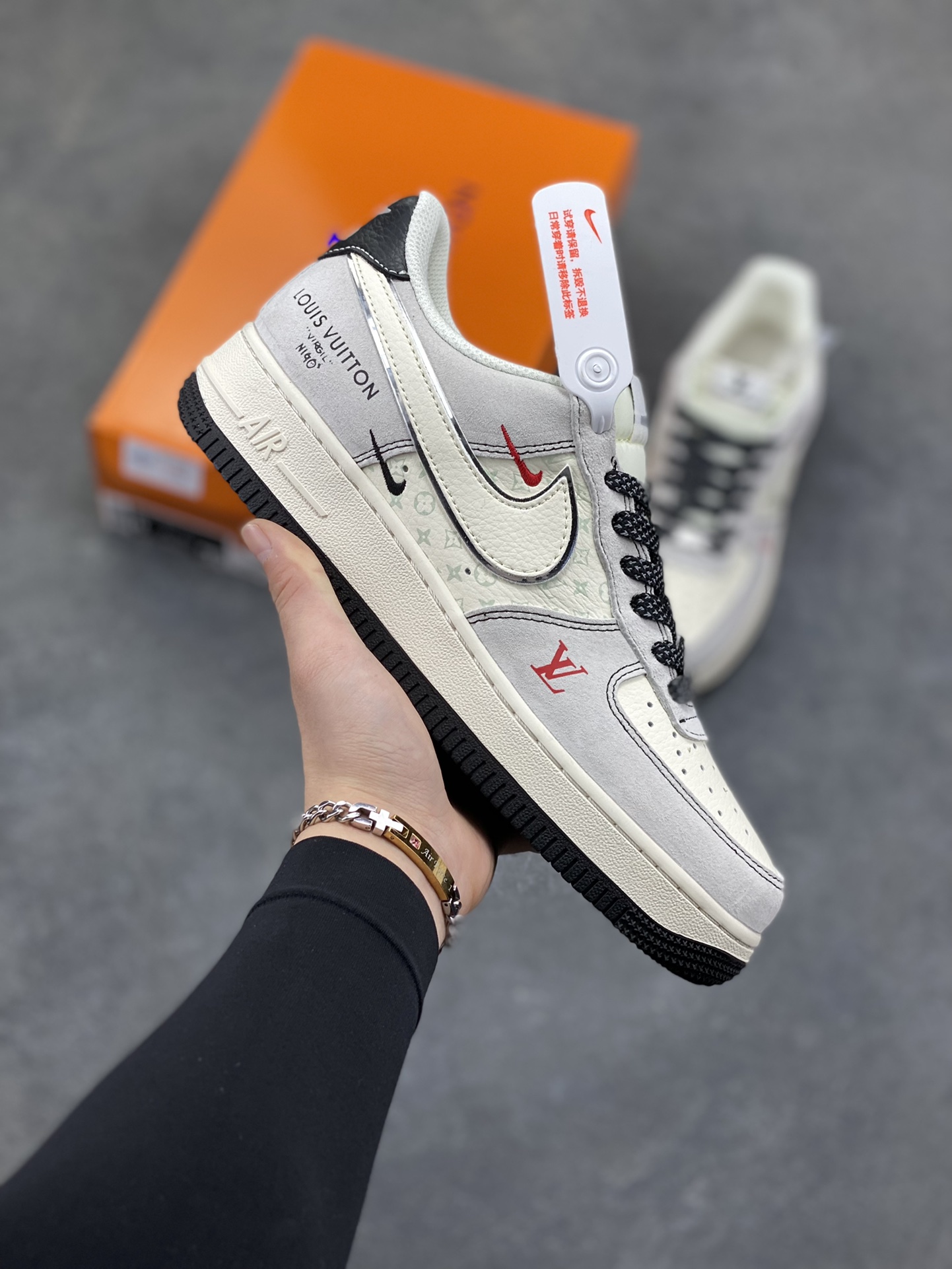奢潮顶流合体！AF1 Low x LV 联名款重塑潮流天花板 当Nike Air Force 1 Low的传奇街头血统遇上Louis Vuitton的高奢基因，这双CX5050-Y39联名款直接把「奢潮」二字刻进鞋魂里！ 鞋身以高级灰磨砂皮为主调，搭配经典的米白鞋身基底，LV标志性的老花暗纹悄然铺陈在鞋侧，低调中透着奢牌的专属格调。白色Swoosh上一抹红勾点睛，与鞋头的红色LV字母遥相呼应，打破单调的同时注入视觉张力；黑白编织鞋带搭配金属细节，将工装风与奢华感完美融合，鞋跟处的LOUIS VUITTON标识与专属编号，更是把联名身份的仪式感拉满。 作为AF1与LV的重磅联名，这双鞋不仅延续了Air Force 1 Low的经典版型与脚感，更凭借LV的精工设计成为潮流收藏圈的硬通货。无论是日常出街打造高街造型，还是纳入收藏柜作为奢潮藏品，这双AF1 Low x LV联名款都能让你在潮流圈层脱颖而出，堪称「穿在脚上的艺术品」！尺码：36 36.5 37.5 38 38.5 39 40 40.5 41 42 42.5 43 44 44.5 45-选品中心