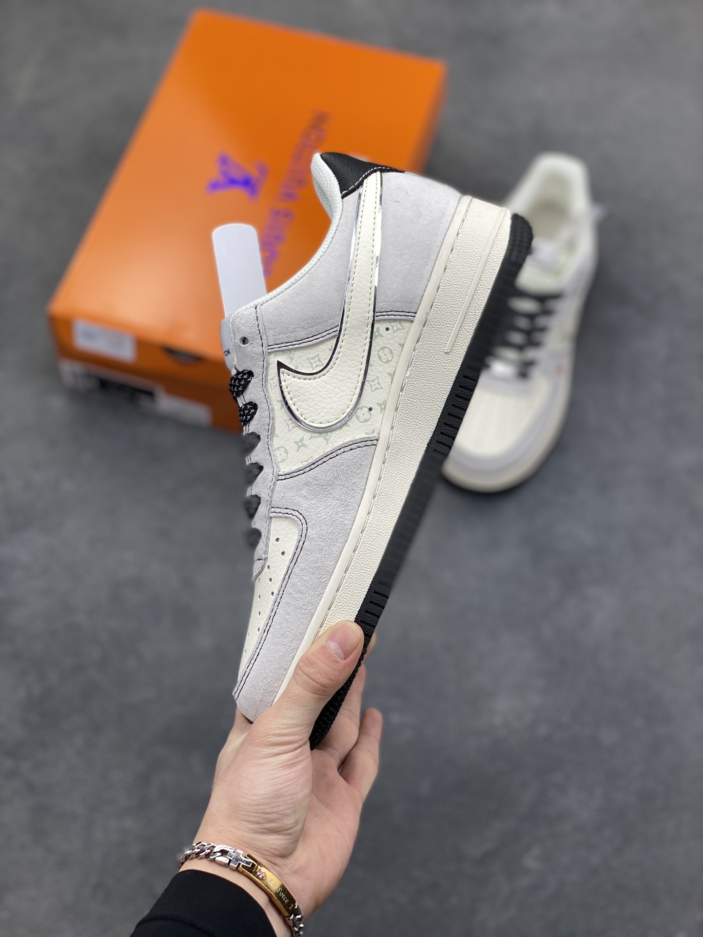 图片[3]-奢潮顶流合体！AF1 Low x LV 联名款重塑潮流天花板 当Nike Air Force 1 Low的传奇街头血统遇上Louis Vuitton的高奢基因，这双CX5050-Y39联名款直接把「奢潮」二字刻进鞋魂里！ 鞋身以高级灰磨砂皮为主调，搭配经典的米白鞋身基底，LV标志性的老花暗纹悄然铺陈在鞋侧，低调中透着奢牌的专属格调。白色Swoosh上一抹红勾点睛，与鞋头的红色LV字母遥相呼应，打破单调的同时注入视觉张力；黑白编织鞋带搭配金属细节，将工装风与奢华感完美融合，鞋跟处的LOUIS VUITTON标识与专属编号，更是把联名身份的仪式感拉满。 作为AF1与LV的重磅联名，这双鞋不仅延续了Air Force 1 Low的经典版型与脚感，更凭借LV的精工设计成为潮流收藏圈的硬通货。无论是日常出街打造高街造型，还是纳入收藏柜作为奢潮藏品，这双AF1 Low x LV联名款都能让你在潮流圈层脱颖而出，堪称「穿在脚上的艺术品」！尺码：36 36.5 37.5 38 38.5 39 40 40.5 41 42 42.5 43 44 44.5 45-选品中心