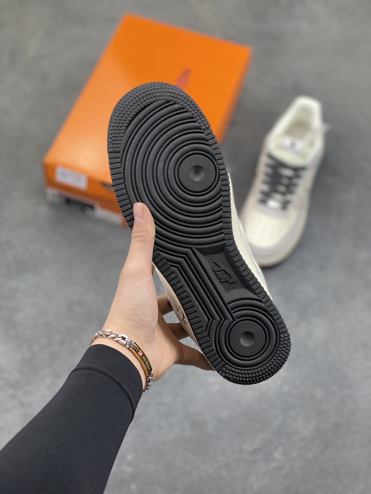 图片[5]-奢潮顶流合体！AF1 Low x LV 联名款重塑潮流天花板 当Nike Air Force 1 Low的传奇街头血统遇上Louis Vuitton的高奢基因，这双CX5050-Y39联名款直接把「奢潮」二字刻进鞋魂里！ 鞋身以高级灰磨砂皮为主调，搭配经典的米白鞋身基底，LV标志性的老花暗纹悄然铺陈在鞋侧，低调中透着奢牌的专属格调。白色Swoosh上一抹红勾点睛，与鞋头的红色LV字母遥相呼应，打破单调的同时注入视觉张力；黑白编织鞋带搭配金属细节，将工装风与奢华感完美融合，鞋跟处的LOUIS VUITTON标识与专属编号，更是把联名身份的仪式感拉满。 作为AF1与LV的重磅联名，这双鞋不仅延续了Air Force 1 Low的经典版型与脚感，更凭借LV的精工设计成为潮流收藏圈的硬通货。无论是日常出街打造高街造型，还是纳入收藏柜作为奢潮藏品，这双AF1 Low x LV联名款都能让你在潮流圈层脱颖而出，堪称「穿在脚上的艺术品」！尺码：36 36.5 37.5 38 38.5 39 40 40.5 41 42 42.5 43 44 44.5 45-选品中心