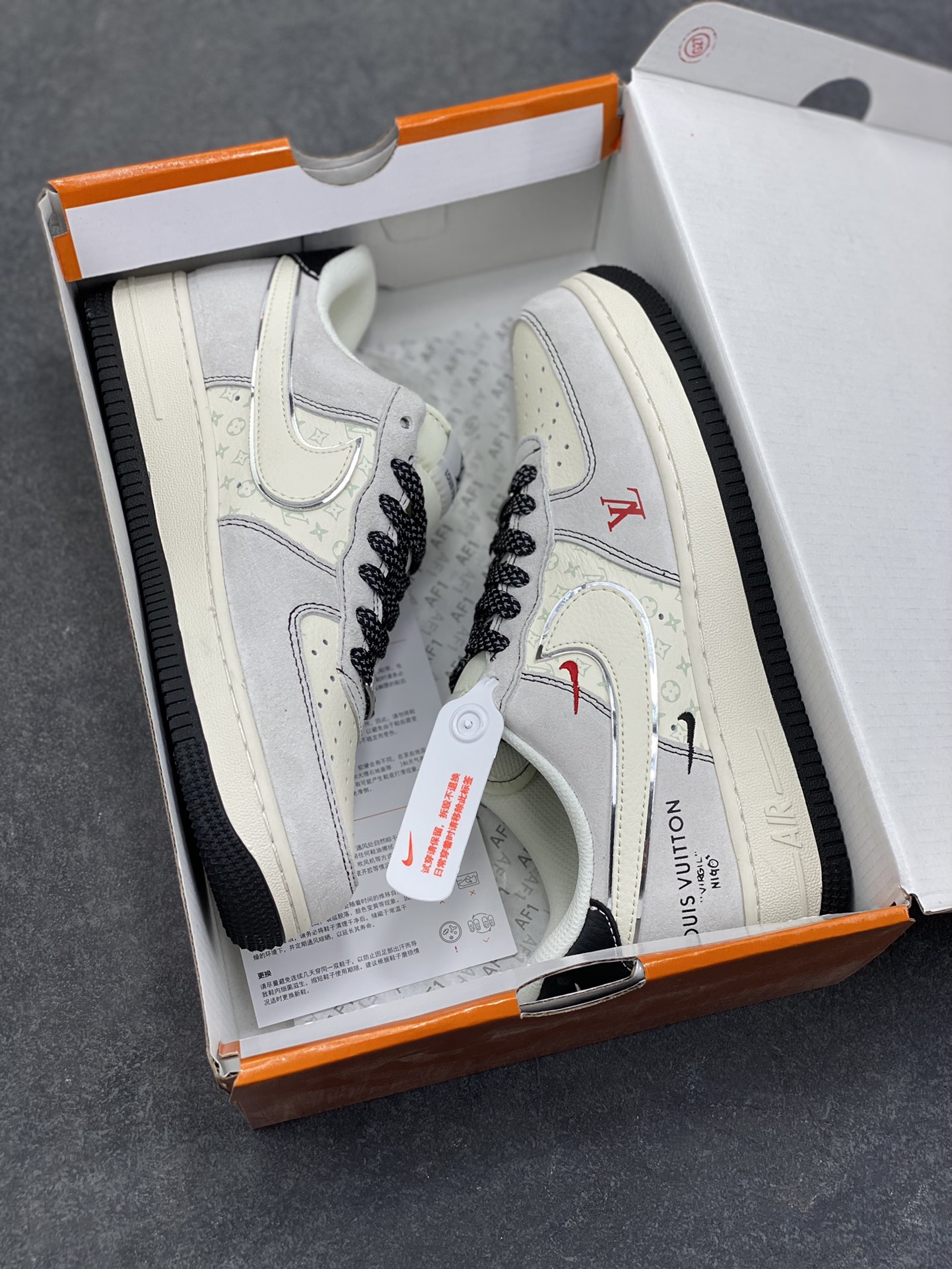 图片[9]-奢潮顶流合体！AF1 Low x LV 联名款重塑潮流天花板 当Nike Air Force 1 Low的传奇街头血统遇上Louis Vuitton的高奢基因，这双CX5050-Y39联名款直接把「奢潮」二字刻进鞋魂里！ 鞋身以高级灰磨砂皮为主调，搭配经典的米白鞋身基底，LV标志性的老花暗纹悄然铺陈在鞋侧，低调中透着奢牌的专属格调。白色Swoosh上一抹红勾点睛，与鞋头的红色LV字母遥相呼应，打破单调的同时注入视觉张力；黑白编织鞋带搭配金属细节，将工装风与奢华感完美融合，鞋跟处的LOUIS VUITTON标识与专属编号，更是把联名身份的仪式感拉满。 作为AF1与LV的重磅联名，这双鞋不仅延续了Air Force 1 Low的经典版型与脚感，更凭借LV的精工设计成为潮流收藏圈的硬通货。无论是日常出街打造高街造型，还是纳入收藏柜作为奢潮藏品，这双AF1 Low x LV联名款都能让你在潮流圈层脱颖而出，堪称「穿在脚上的艺术品」！尺码：36 36.5 37.5 38 38.5 39 40 40.5 41 42 42.5 43 44 44.5 45-选品中心