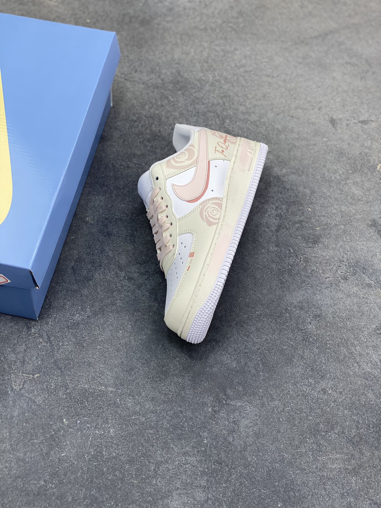 图片[7]-Nike Air Force 1 Low’07 蔷薇之吻 空军一号低帮休闲板鞋 定制皮料 原厂3D打印 定制鞋盒 原楦原纸板 纯正空军版型 内置全掌气垫 货号：ZH0316-150 尺码：36 36.5 37.5 38 38.5 39 40 40.5 41 42 42.5 43 44 44.5 45-选品中心