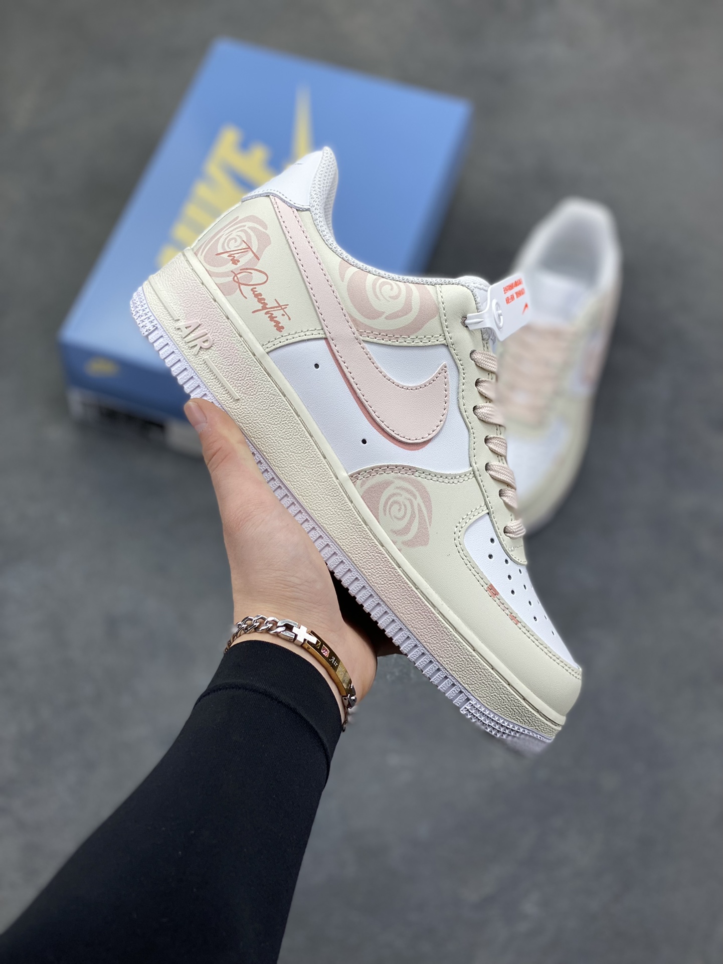 Nike Air Force 1 Low’07 蔷薇之吻 空军一号低帮休闲板鞋 定制皮料 原厂3D打印 定制鞋盒 原楦原纸板 纯正空军版型 内置全掌气垫 货号：ZH0316-150 尺码：36 36.5 37.5 38 38.5 39 40 40.5 41 42 42.5 43 44 44.5 45-选品中心