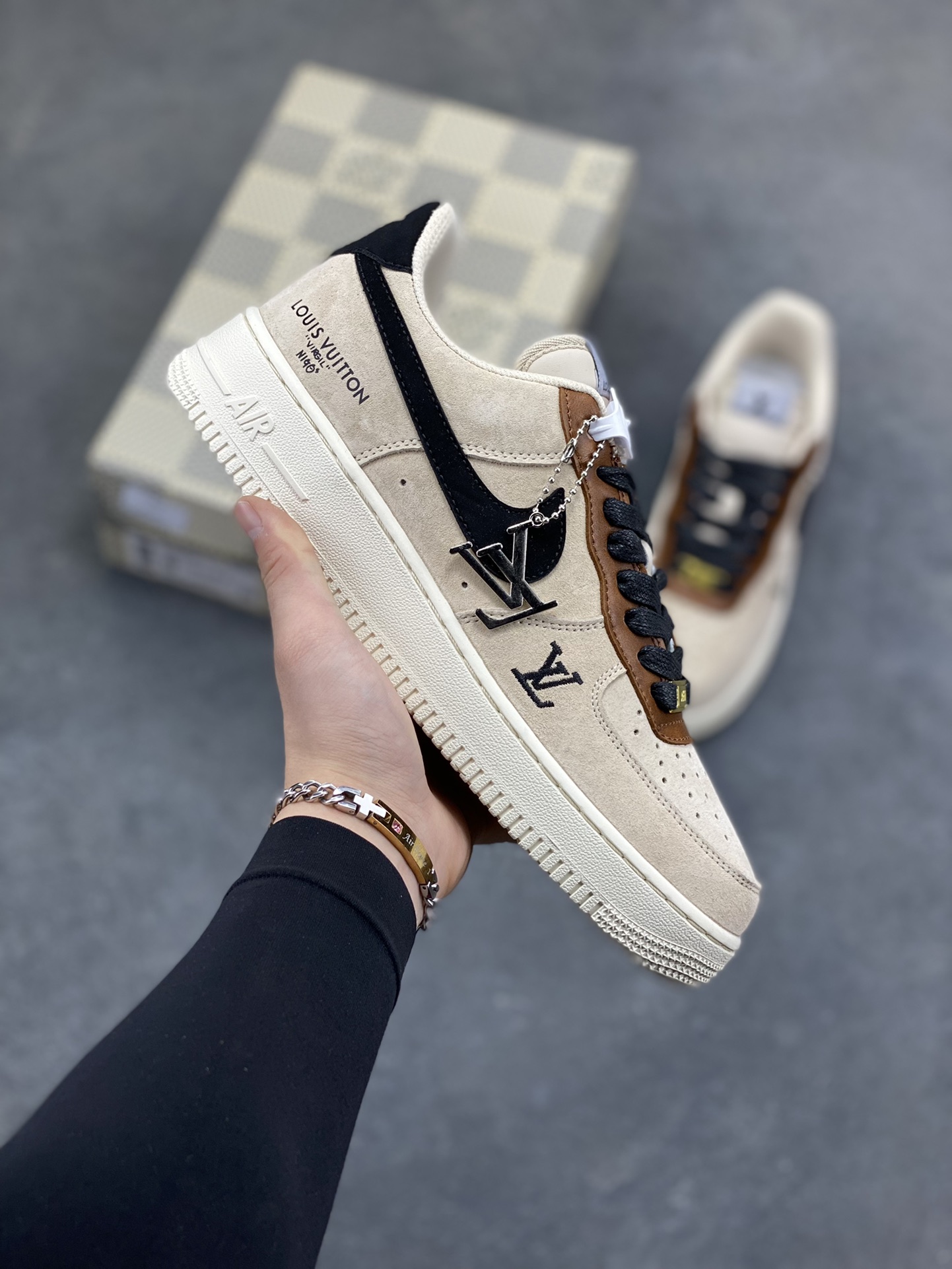 NIke Air Force 1 ‘07 Low “LV联名—奶茶焦糖” 空军一号低帮 运动鞋 休闲鞋 折边针车 工艺难度大 原楦头原纸板 高端定制鞋盒 原厂鞋底 超高清洁度 细节完美 货号：FQ3546-100 尺码：36 36.5 37.5 38 38.5 39 40 40.5 41 42 42.5 43 44 44.5 45-选品中心