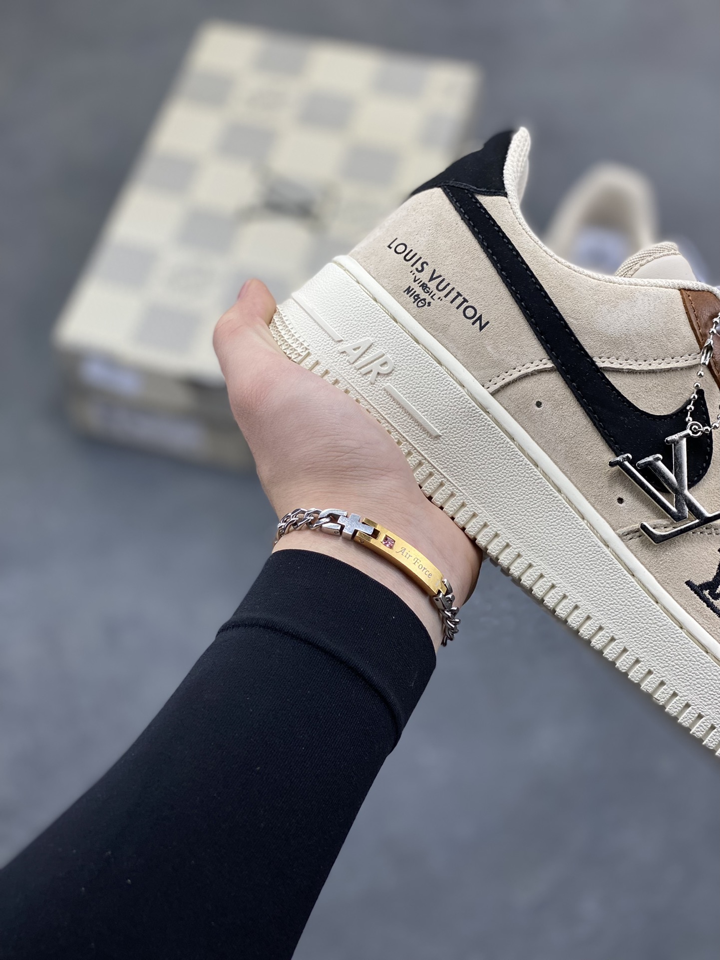 图片[6]-NIke Air Force 1 ‘07 Low “LV联名—奶茶焦糖” 空军一号低帮 运动鞋 休闲鞋 折边针车 工艺难度大 原楦头原纸板 高端定制鞋盒 原厂鞋底 超高清洁度 细节完美 货号：FQ3546-100 尺码：36 36.5 37.5 38 38.5 39 40 40.5 41 42 42.5 43 44 44.5 45-选品中心