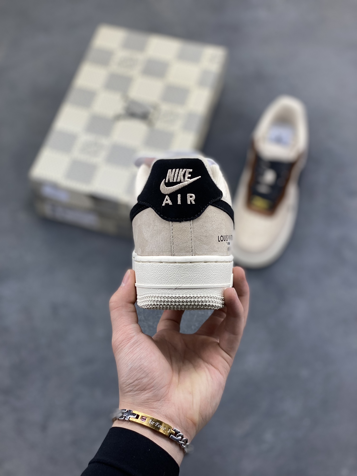 图片[4]-NIke Air Force 1 ‘07 Low “LV联名—奶茶焦糖” 空军一号低帮 运动鞋 休闲鞋 折边针车 工艺难度大 原楦头原纸板 高端定制鞋盒 原厂鞋底 超高清洁度 细节完美 货号：FQ3546-100 尺码：36 36.5 37.5 38 38.5 39 40 40.5 41 42 42.5 43 44 44.5 45-选品中心