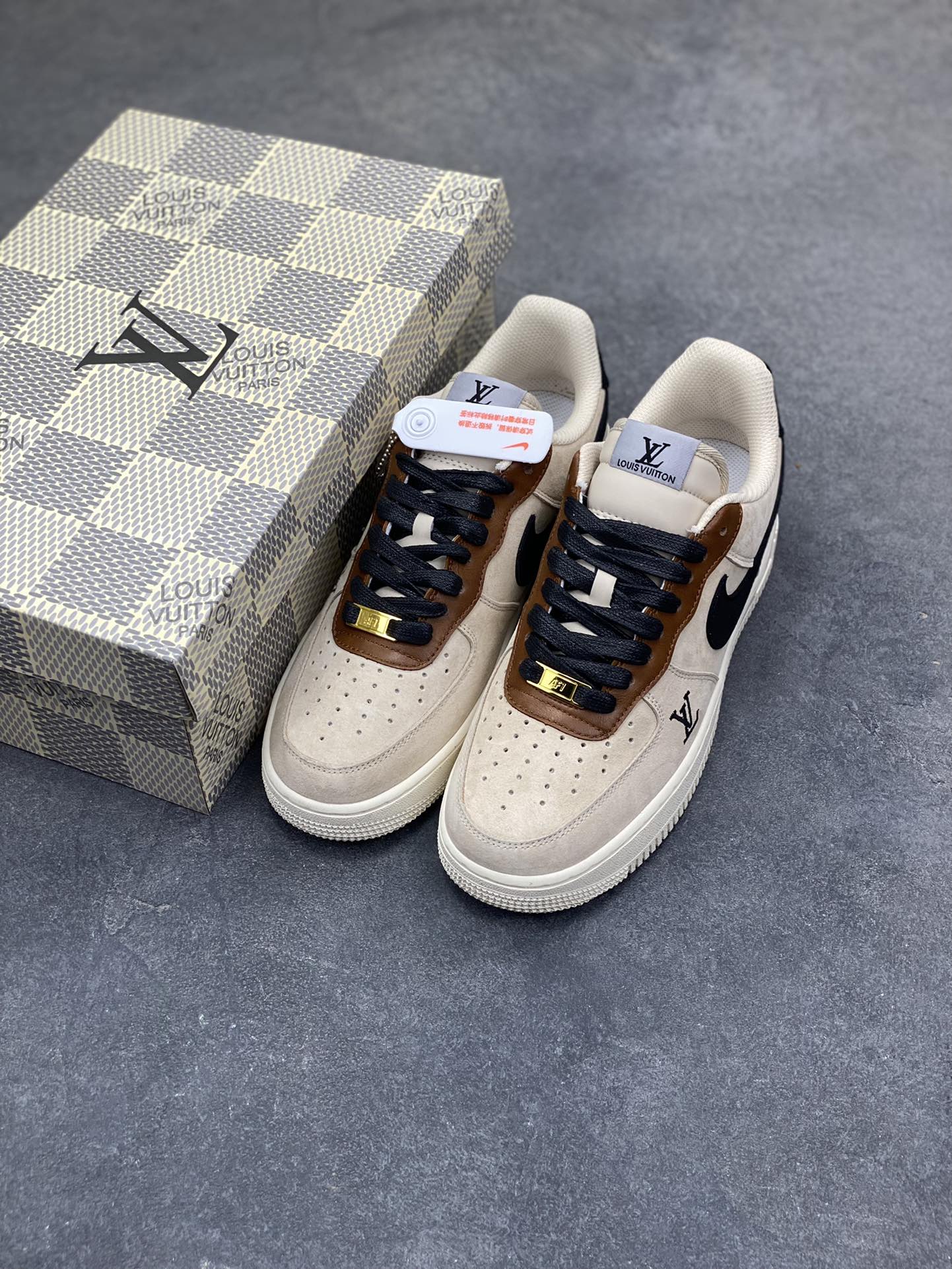 图片[8]-NIke Air Force 1 ‘07 Low “LV联名—奶茶焦糖” 空军一号低帮 运动鞋 休闲鞋 折边针车 工艺难度大 原楦头原纸板 高端定制鞋盒 原厂鞋底 超高清洁度 细节完美 货号：FQ3546-100 尺码：36 36.5 37.5 38 38.5 39 40 40.5 41 42 42.5 43 44 44.5 45-选品中心