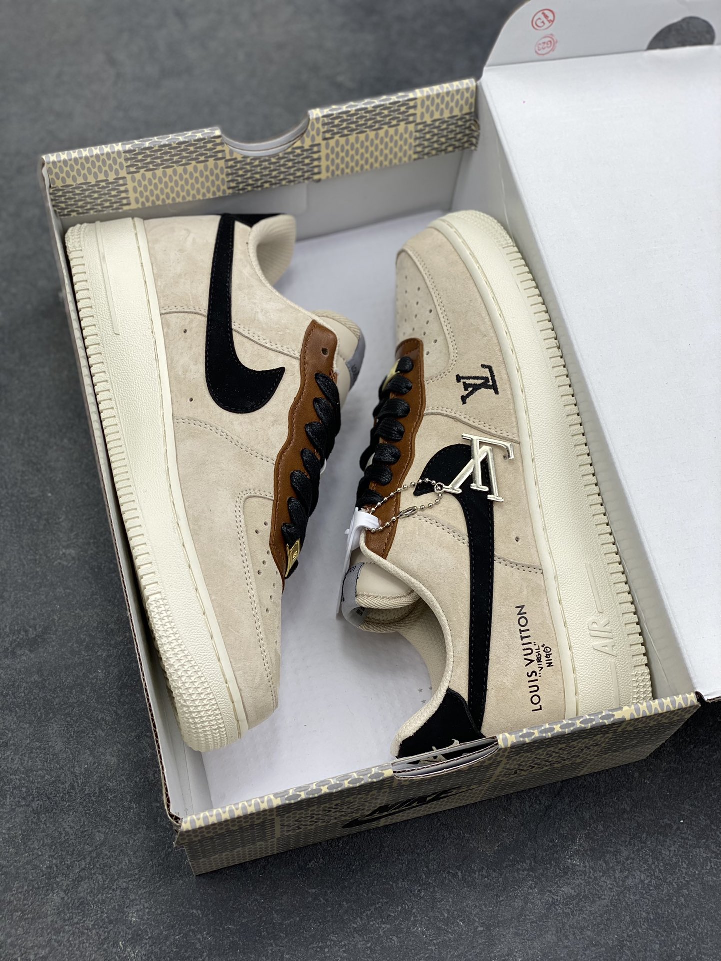 图片[9]-NIke Air Force 1 ‘07 Low “LV联名—奶茶焦糖” 空军一号低帮 运动鞋 休闲鞋 折边针车 工艺难度大 原楦头原纸板 高端定制鞋盒 原厂鞋底 超高清洁度 细节完美 货号：FQ3546-100 尺码：36 36.5 37.5 38 38.5 39 40 40.5 41 42 42.5 43 44 44.5 45-选品中心