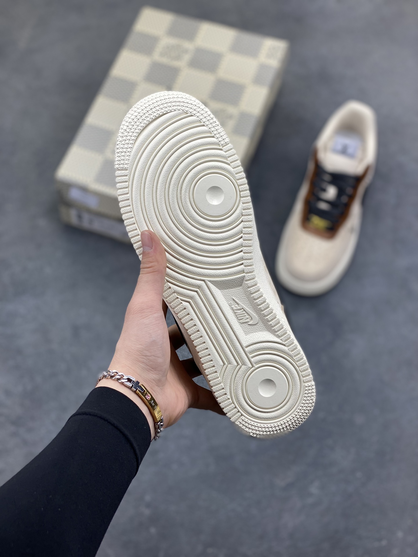图片[5]-NIke Air Force 1 ‘07 Low “LV联名—奶茶焦糖” 空军一号低帮 运动鞋 休闲鞋 折边针车 工艺难度大 原楦头原纸板 高端定制鞋盒 原厂鞋底 超高清洁度 细节完美 货号：FQ3546-100 尺码：36 36.5 37.5 38 38.5 39 40 40.5 41 42 42.5 43 44 44.5 45-选品中心