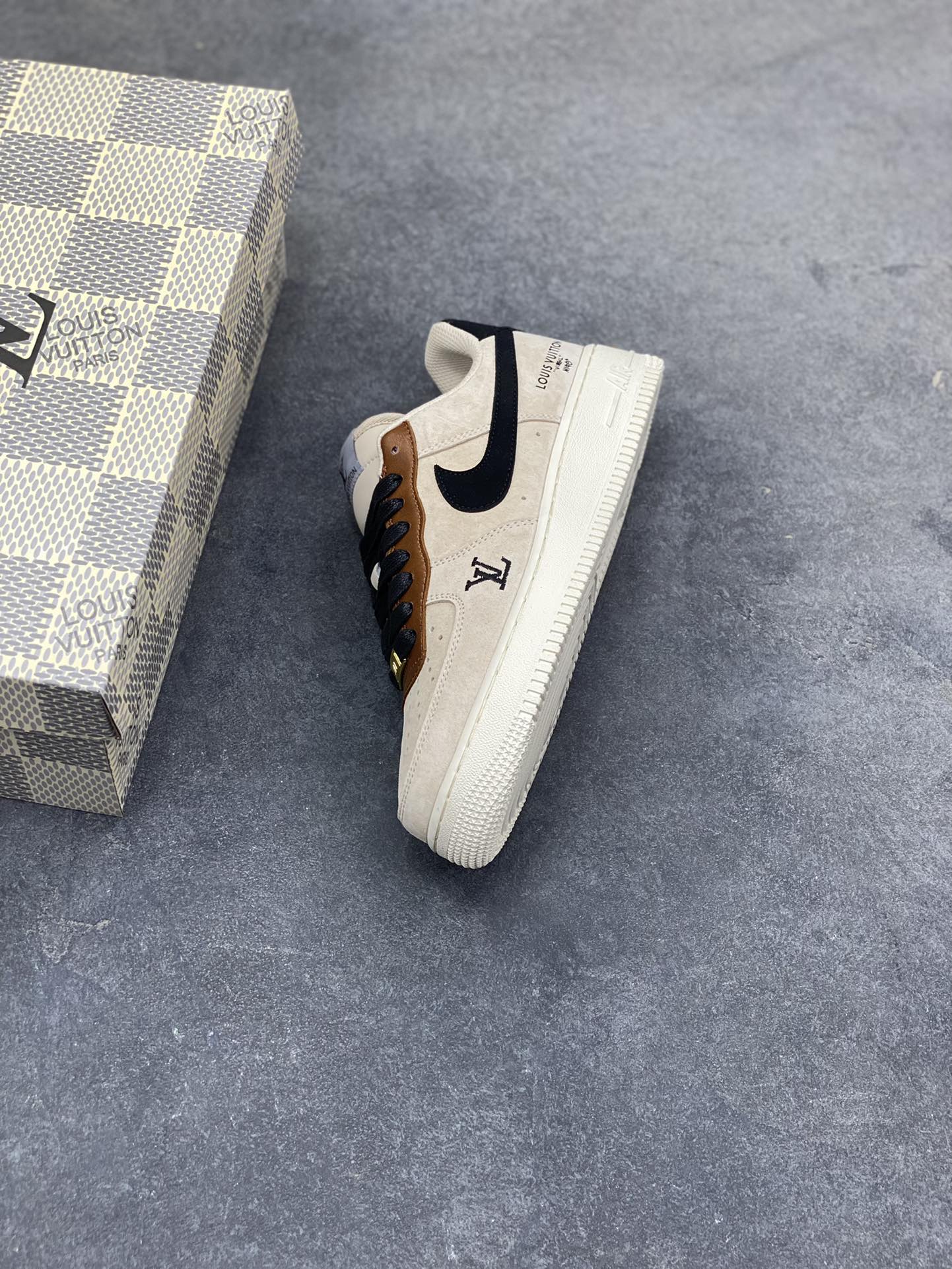 图片[7]-NIke Air Force 1 ‘07 Low “LV联名—奶茶焦糖” 空军一号低帮 运动鞋 休闲鞋 折边针车 工艺难度大 原楦头原纸板 高端定制鞋盒 原厂鞋底 超高清洁度 细节完美 货号：FQ3546-100 尺码：36 36.5 37.5 38 38.5 39 40 40.5 41 42 42.5 43 44 44.5 45-选品中心