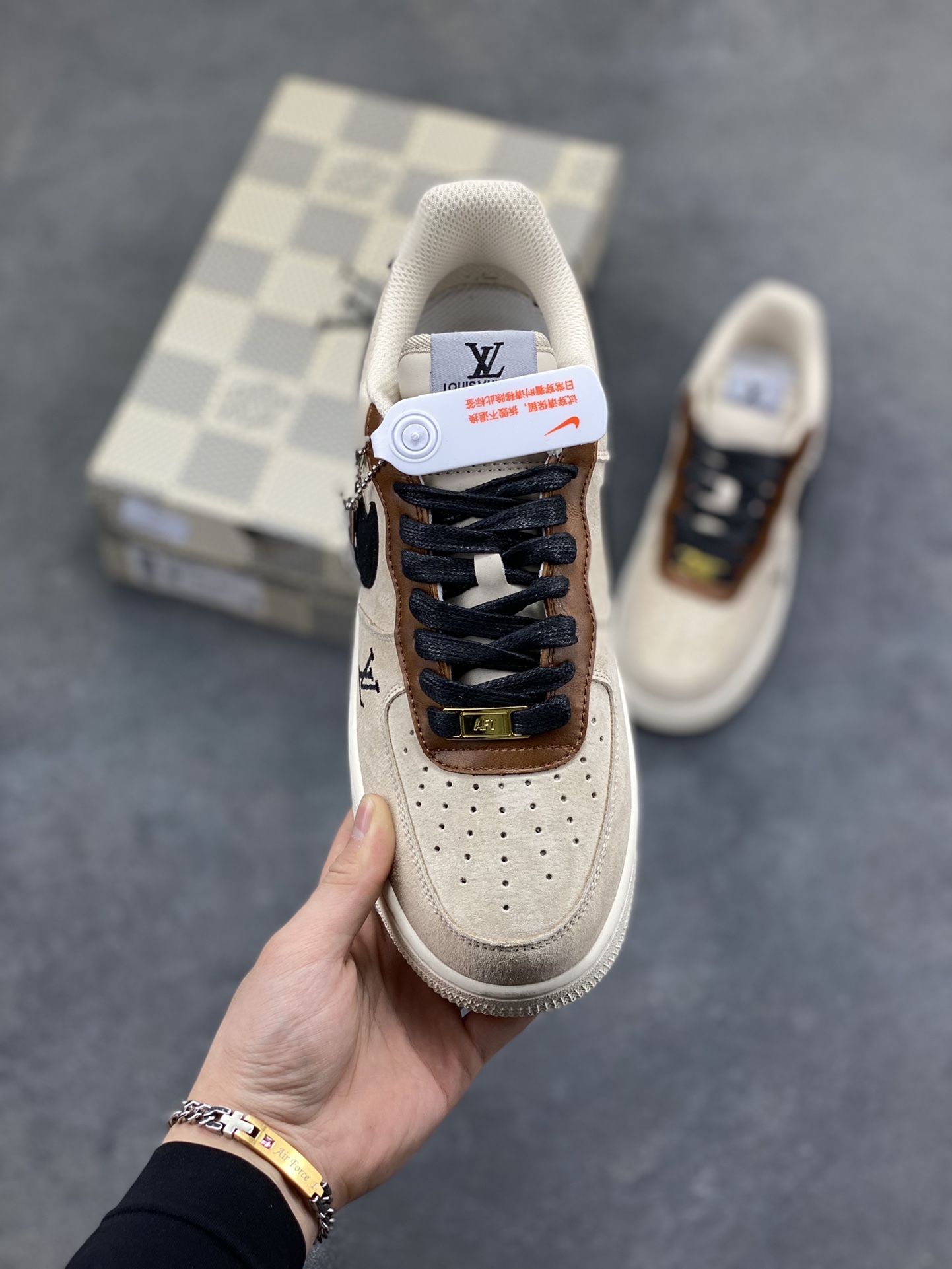 图片[2]-NIke Air Force 1 ‘07 Low “LV联名—奶茶焦糖” 空军一号低帮 运动鞋 休闲鞋 折边针车 工艺难度大 原楦头原纸板 高端定制鞋盒 原厂鞋底 超高清洁度 细节完美 货号：FQ3546-100 尺码：36 36.5 37.5 38 38.5 39 40 40.5 41 42 42.5 43 44 44.5 45-选品中心