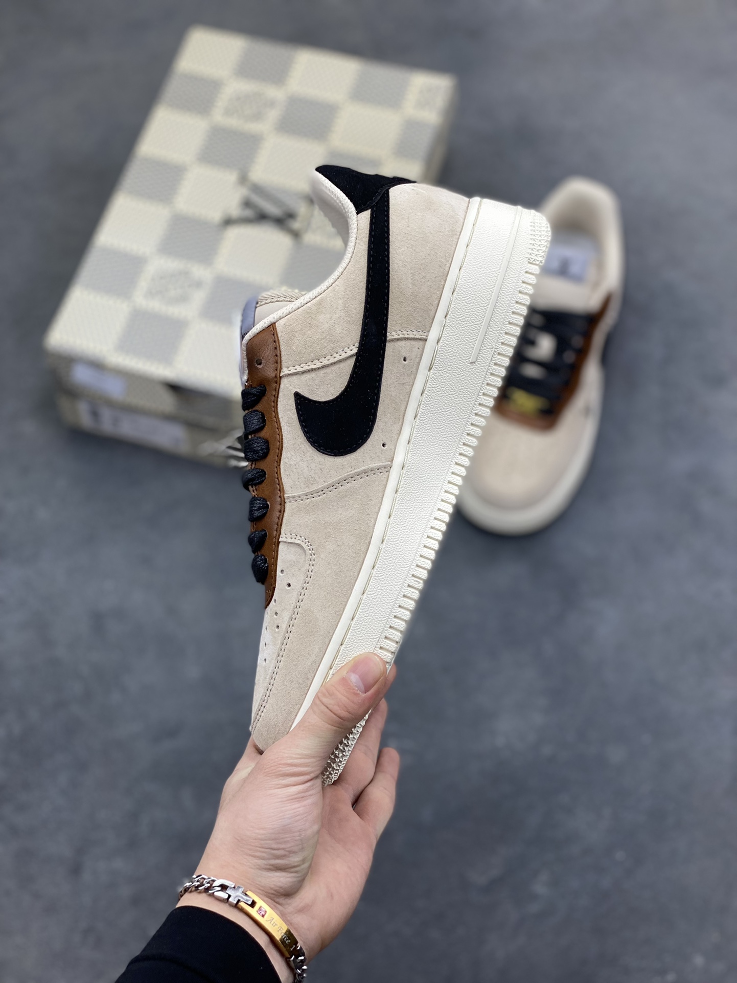 图片[3]-NIke Air Force 1 ‘07 Low “LV联名—奶茶焦糖” 空军一号低帮 运动鞋 休闲鞋 折边针车 工艺难度大 原楦头原纸板 高端定制鞋盒 原厂鞋底 超高清洁度 细节完美 货号：FQ3546-100 尺码：36 36.5 37.5 38 38.5 39 40 40.5 41 42 42.5 43 44 44.5 45-选品中心