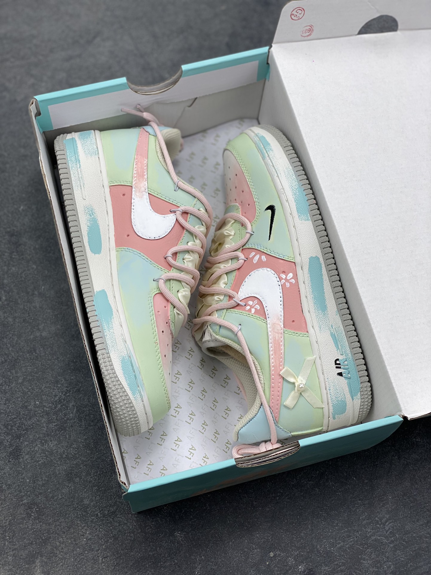 图片[9]-手绘涂鸦“粉樱薄荷”Nike Air Force 1 “Pink Cherry & Mint”空军一号定制板鞋 把春日的 “粉樱 + 薄荷” 揉进了鞋里：淡粉与薄荷绿的撞色清透又软甜，鞋身的小碎花与缎带蝴蝶结戳中少女心，鞋边的水彩晕染自带松弛的手绘质感，连双勾设计都藏着细腻巧思。像咬开一颗裹着樱花香的薄荷糖，甜而不腻，是把 “春日软萌” 穿在脚上的氛围感单品 货号：FB1839-818 尺码： 36 36.5 37.5 38 38.5 39 40-选品中心