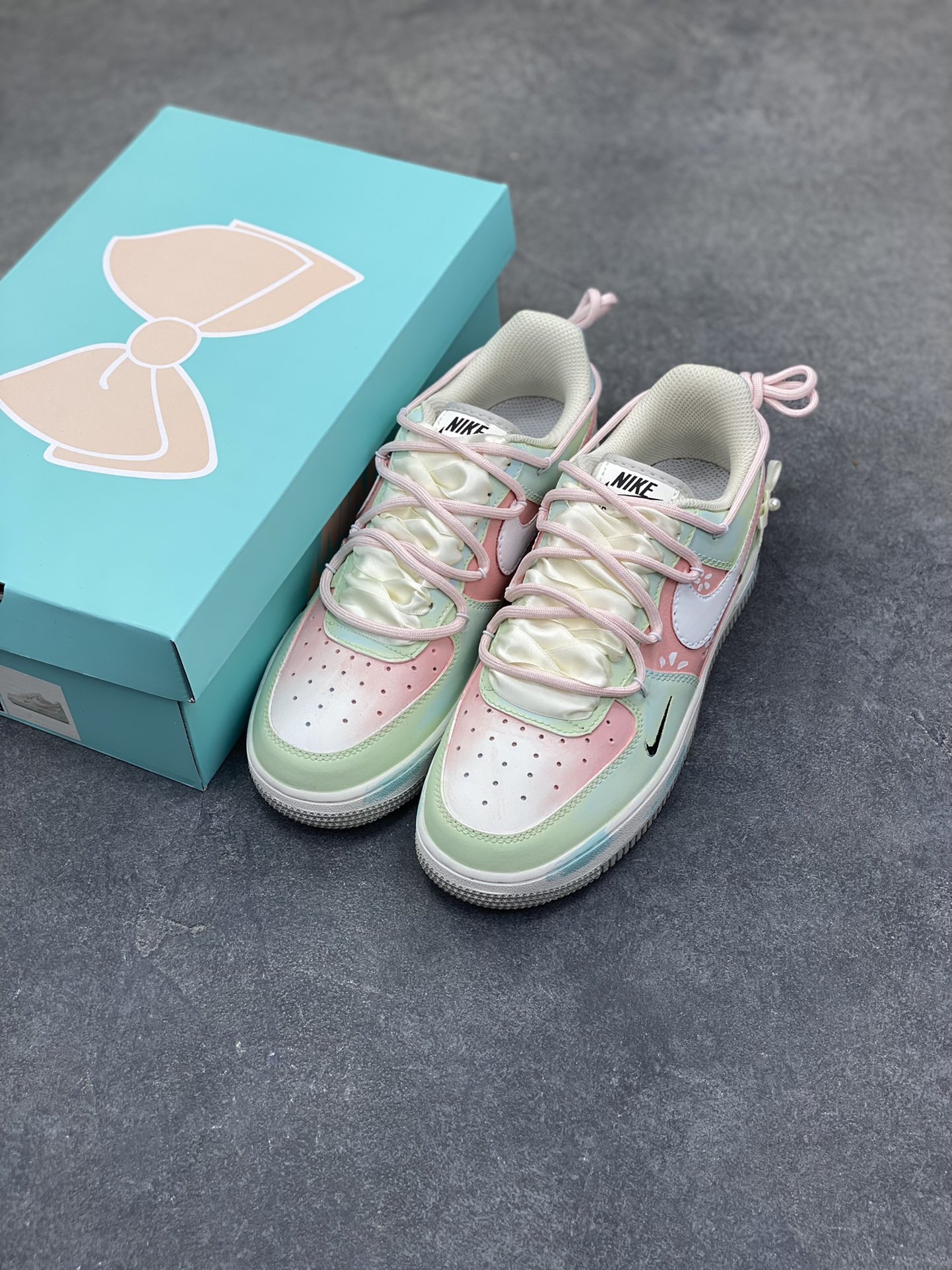 图片[8]-手绘涂鸦“粉樱薄荷”Nike Air Force 1 “Pink Cherry & Mint”空军一号定制板鞋 把春日的 “粉樱 + 薄荷” 揉进了鞋里：淡粉与薄荷绿的撞色清透又软甜，鞋身的小碎花与缎带蝴蝶结戳中少女心，鞋边的水彩晕染自带松弛的手绘质感，连双勾设计都藏着细腻巧思。像咬开一颗裹着樱花香的薄荷糖，甜而不腻，是把 “春日软萌” 穿在脚上的氛围感单品 货号：FB1839-818 尺码： 36 36.5 37.5 38 38.5 39 40-选品中心