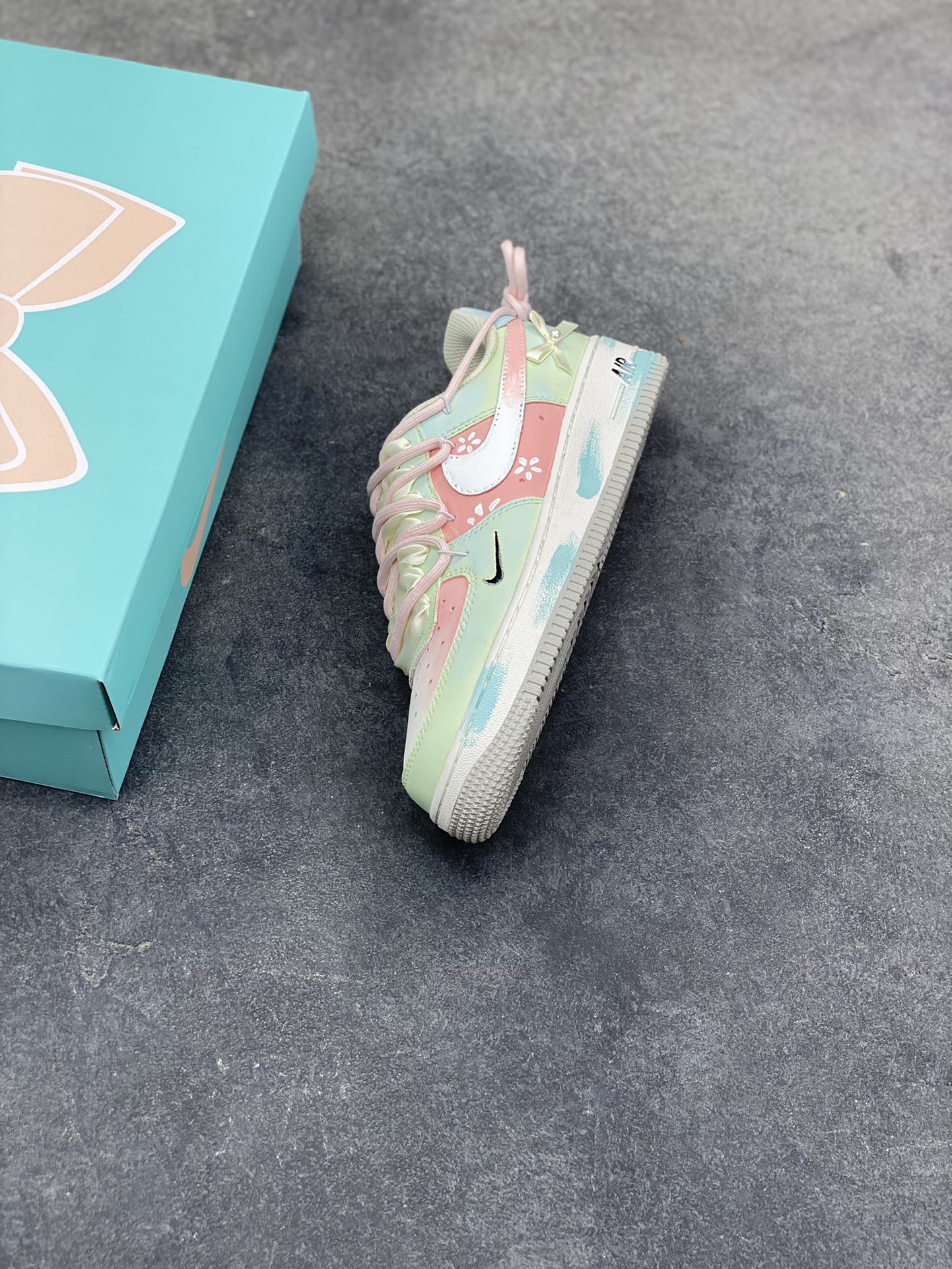 图片[7]-手绘涂鸦“粉樱薄荷”Nike Air Force 1 “Pink Cherry & Mint”空军一号定制板鞋 把春日的 “粉樱 + 薄荷” 揉进了鞋里：淡粉与薄荷绿的撞色清透又软甜，鞋身的小碎花与缎带蝴蝶结戳中少女心，鞋边的水彩晕染自带松弛的手绘质感，连双勾设计都藏着细腻巧思。像咬开一颗裹着樱花香的薄荷糖，甜而不腻，是把 “春日软萌” 穿在脚上的氛围感单品 货号：FB1839-818 尺码： 36 36.5 37.5 38 38.5 39 40-选品中心