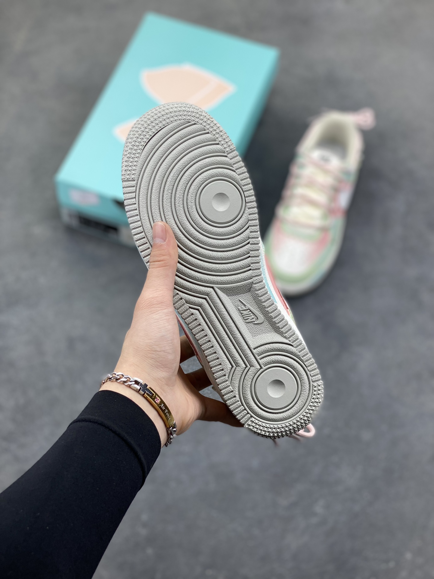 图片[5]-手绘涂鸦“粉樱薄荷”Nike Air Force 1 “Pink Cherry & Mint”空军一号定制板鞋 把春日的 “粉樱 + 薄荷” 揉进了鞋里：淡粉与薄荷绿的撞色清透又软甜，鞋身的小碎花与缎带蝴蝶结戳中少女心，鞋边的水彩晕染自带松弛的手绘质感，连双勾设计都藏着细腻巧思。像咬开一颗裹着樱花香的薄荷糖，甜而不腻，是把 “春日软萌” 穿在脚上的氛围感单品 货号：FB1839-818 尺码： 36 36.5 37.5 38 38.5 39 40-选品中心