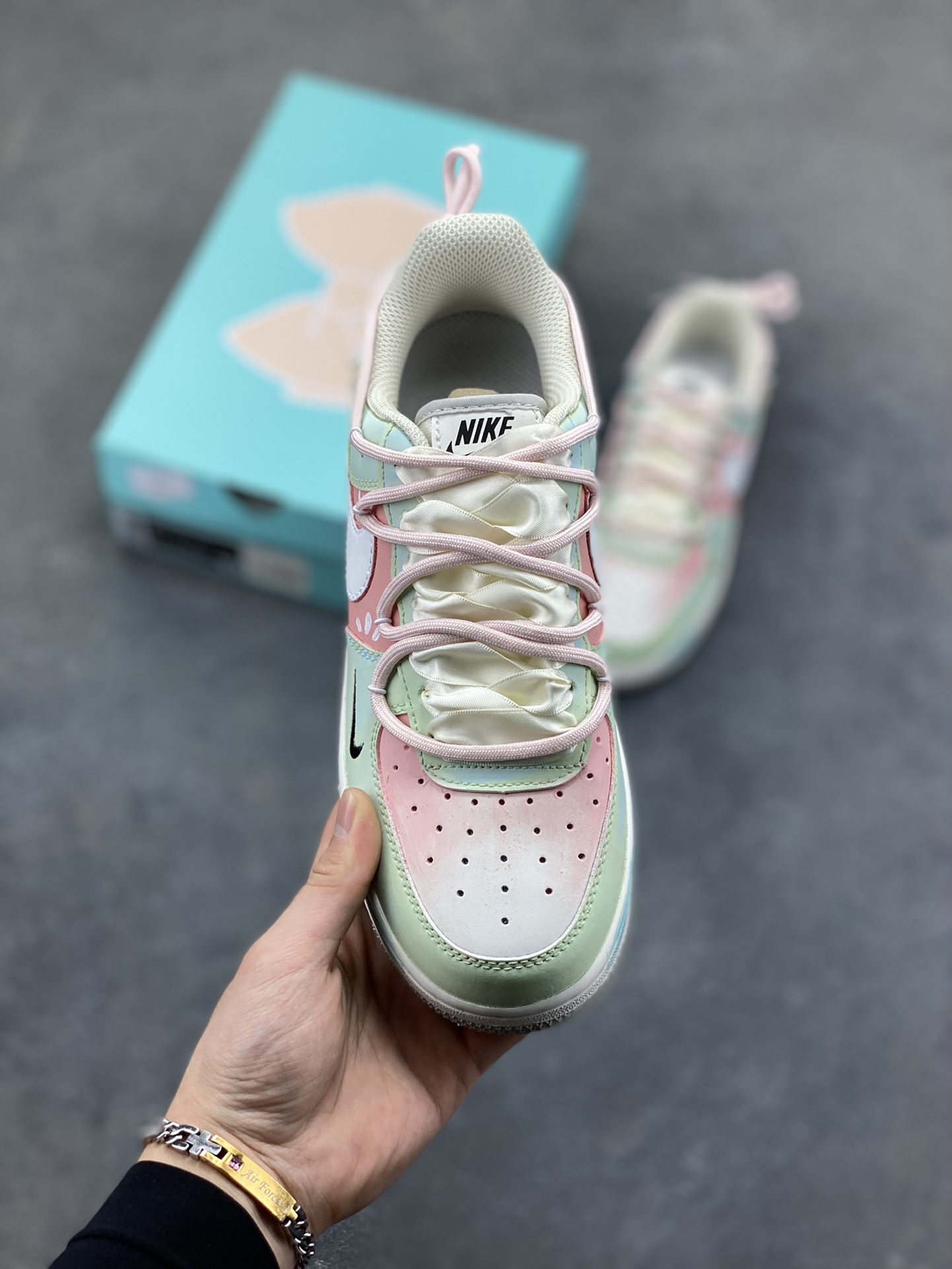 图片[2]-手绘涂鸦“粉樱薄荷”Nike Air Force 1 “Pink Cherry & Mint”空军一号定制板鞋 把春日的 “粉樱 + 薄荷” 揉进了鞋里：淡粉与薄荷绿的撞色清透又软甜，鞋身的小碎花与缎带蝴蝶结戳中少女心，鞋边的水彩晕染自带松弛的手绘质感，连双勾设计都藏着细腻巧思。像咬开一颗裹着樱花香的薄荷糖，甜而不腻，是把 “春日软萌” 穿在脚上的氛围感单品 货号：FB1839-818 尺码： 36 36.5 37.5 38 38.5 39 40-选品中心