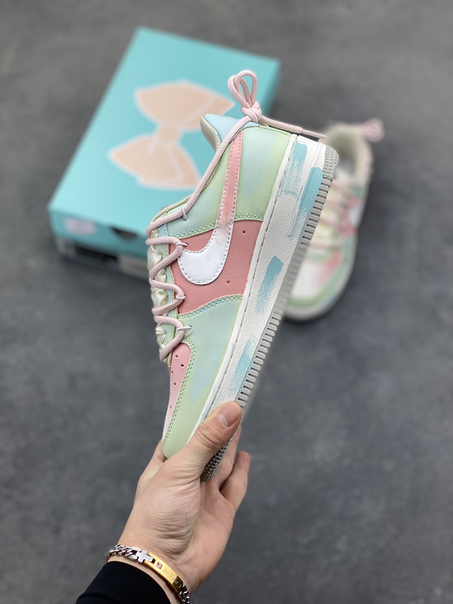 图片[3]-手绘涂鸦“粉樱薄荷”Nike Air Force 1 “Pink Cherry & Mint”空军一号定制板鞋 把春日的 “粉樱 + 薄荷” 揉进了鞋里：淡粉与薄荷绿的撞色清透又软甜，鞋身的小碎花与缎带蝴蝶结戳中少女心，鞋边的水彩晕染自带松弛的手绘质感，连双勾设计都藏着细腻巧思。像咬开一颗裹着樱花香的薄荷糖，甜而不腻，是把 “春日软萌” 穿在脚上的氛围感单品 货号：FB1839-818 尺码： 36 36.5 37.5 38 38.5 39 40-选品中心