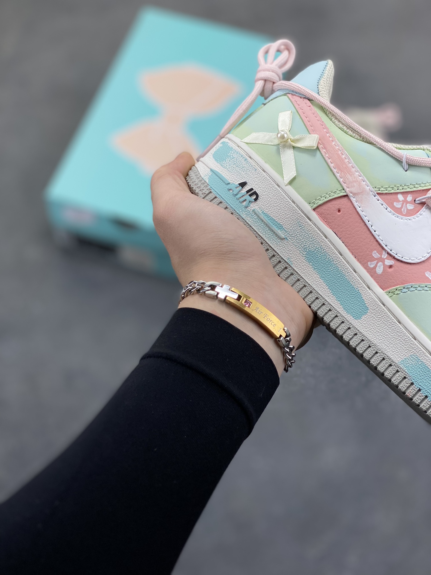 图片[6]-手绘涂鸦“粉樱薄荷”Nike Air Force 1 “Pink Cherry & Mint”空军一号定制板鞋 把春日的 “粉樱 + 薄荷” 揉进了鞋里：淡粉与薄荷绿的撞色清透又软甜，鞋身的小碎花与缎带蝴蝶结戳中少女心，鞋边的水彩晕染自带松弛的手绘质感，连双勾设计都藏着细腻巧思。像咬开一颗裹着樱花香的薄荷糖，甜而不腻，是把 “春日软萌” 穿在脚上的氛围感单品 货号：FB1839-818 尺码： 36 36.5 37.5 38 38.5 39 40-选品中心