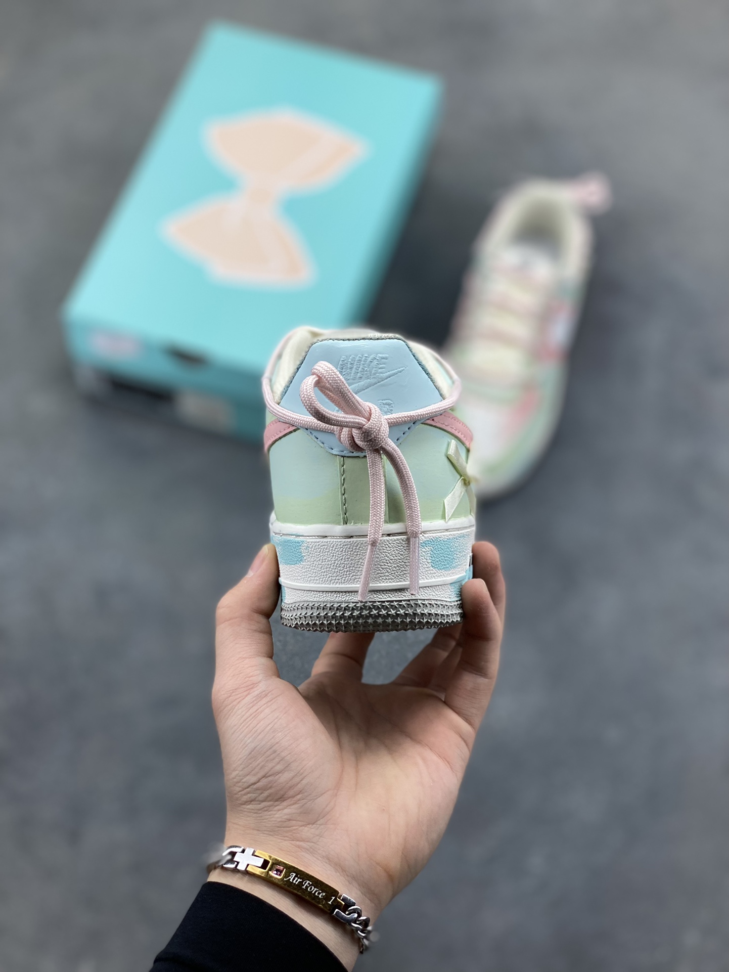 图片[4]-手绘涂鸦“粉樱薄荷”Nike Air Force 1 “Pink Cherry & Mint”空军一号定制板鞋 把春日的 “粉樱 + 薄荷” 揉进了鞋里：淡粉与薄荷绿的撞色清透又软甜，鞋身的小碎花与缎带蝴蝶结戳中少女心，鞋边的水彩晕染自带松弛的手绘质感，连双勾设计都藏着细腻巧思。像咬开一颗裹着樱花香的薄荷糖，甜而不腻，是把 “春日软萌” 穿在脚上的氛围感单品 货号：FB1839-818 尺码： 36 36.5 37.5 38 38.5 39 40-选品中心