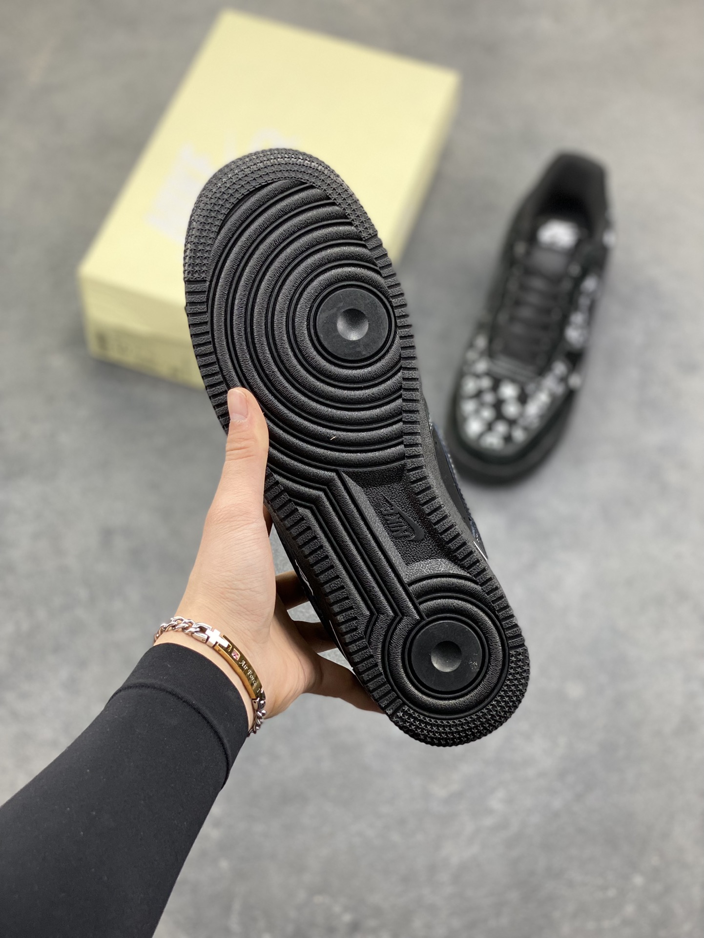 图片[5]-经典重塑，潮奢碰撞！当Nike Air Force 1的街头基因遇上LV的奢潮美学，这双Air Force 1 Low SS1979-001直接拉满视觉张力。全黑鞋身打底，满印的LV经典老花与标志性LV字母图腾错落交织，黑白撞色打破沉闷，小勾标细节暗藏巧思，Air气垫大底延续AF1的舒适脚感。 从街头到高奢场景，它既是球鞋文化的经典延续，也是跨界设计的潮范表达，上脚即刻解锁独一无二的穿搭腔调，潮人必备的吸睛利器就是它！-选品中心