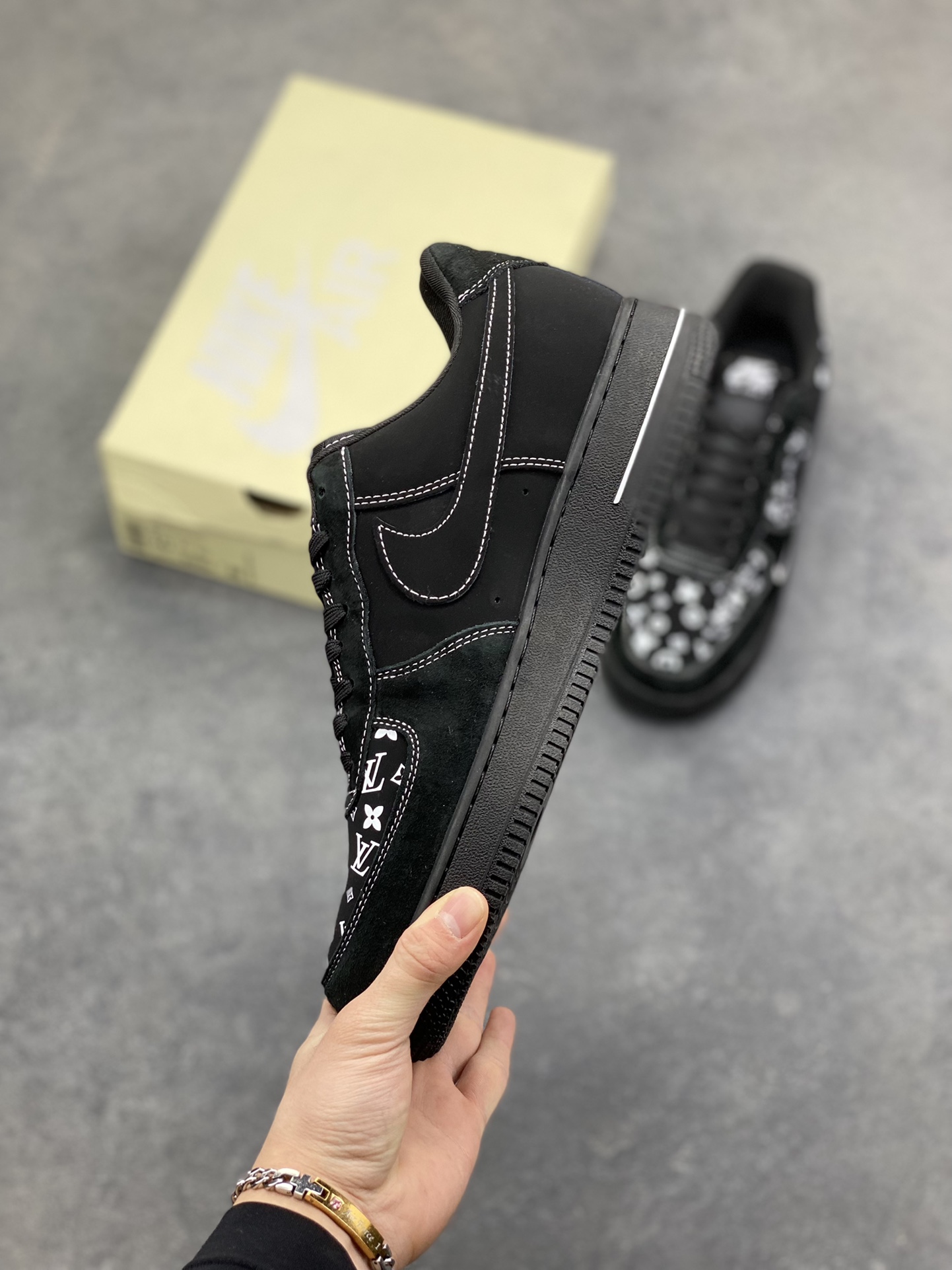 图片[3]-经典重塑，潮奢碰撞！当Nike Air Force 1的街头基因遇上LV的奢潮美学，这双Air Force 1 Low SS1979-001直接拉满视觉张力。全黑鞋身打底，满印的LV经典老花与标志性LV字母图腾错落交织，黑白撞色打破沉闷，小勾标细节暗藏巧思，Air气垫大底延续AF1的舒适脚感。 从街头到高奢场景，它既是球鞋文化的经典延续，也是跨界设计的潮范表达，上脚即刻解锁独一无二的穿搭腔调，潮人必备的吸睛利器就是它！-选品中心