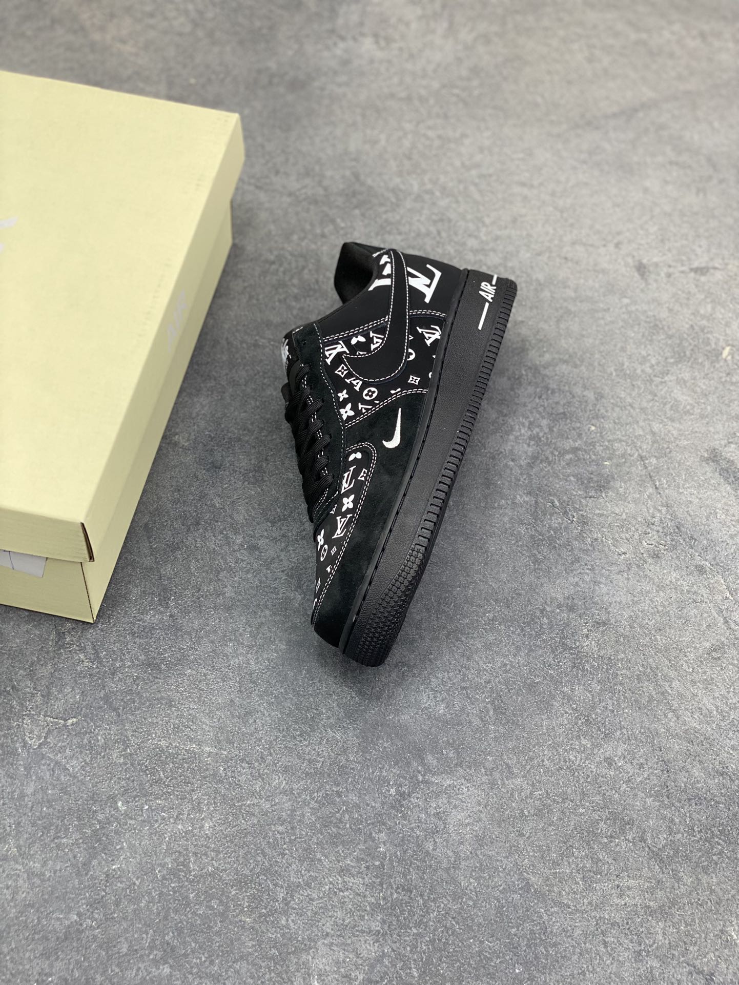 图片[7]-经典重塑，潮奢碰撞！当Nike Air Force 1的街头基因遇上LV的奢潮美学，这双Air Force 1 Low SS1979-001直接拉满视觉张力。全黑鞋身打底，满印的LV经典老花与标志性LV字母图腾错落交织，黑白撞色打破沉闷，小勾标细节暗藏巧思，Air气垫大底延续AF1的舒适脚感。 从街头到高奢场景，它既是球鞋文化的经典延续，也是跨界设计的潮范表达，上脚即刻解锁独一无二的穿搭腔调，潮人必备的吸睛利器就是它！-选品中心