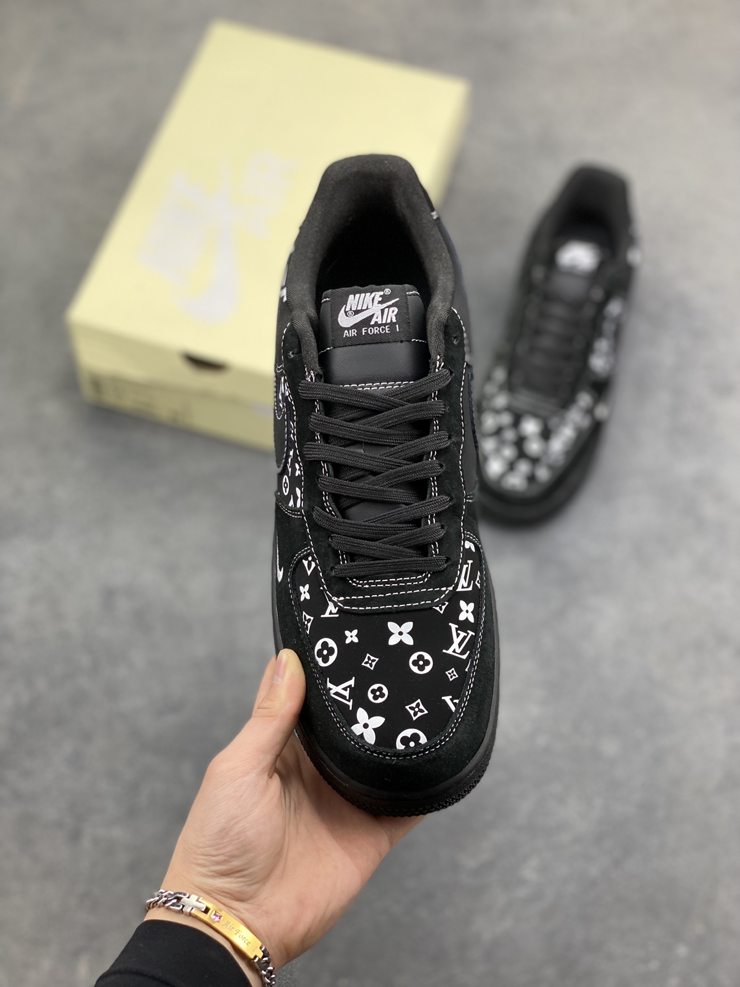 图片[2]-经典重塑，潮奢碰撞！当Nike Air Force 1的街头基因遇上LV的奢潮美学，这双Air Force 1 Low SS1979-001直接拉满视觉张力。全黑鞋身打底，满印的LV经典老花与标志性LV字母图腾错落交织，黑白撞色打破沉闷，小勾标细节暗藏巧思，Air气垫大底延续AF1的舒适脚感。 从街头到高奢场景，它既是球鞋文化的经典延续，也是跨界设计的潮范表达，上脚即刻解锁独一无二的穿搭腔调，潮人必备的吸睛利器就是它！-选品中心