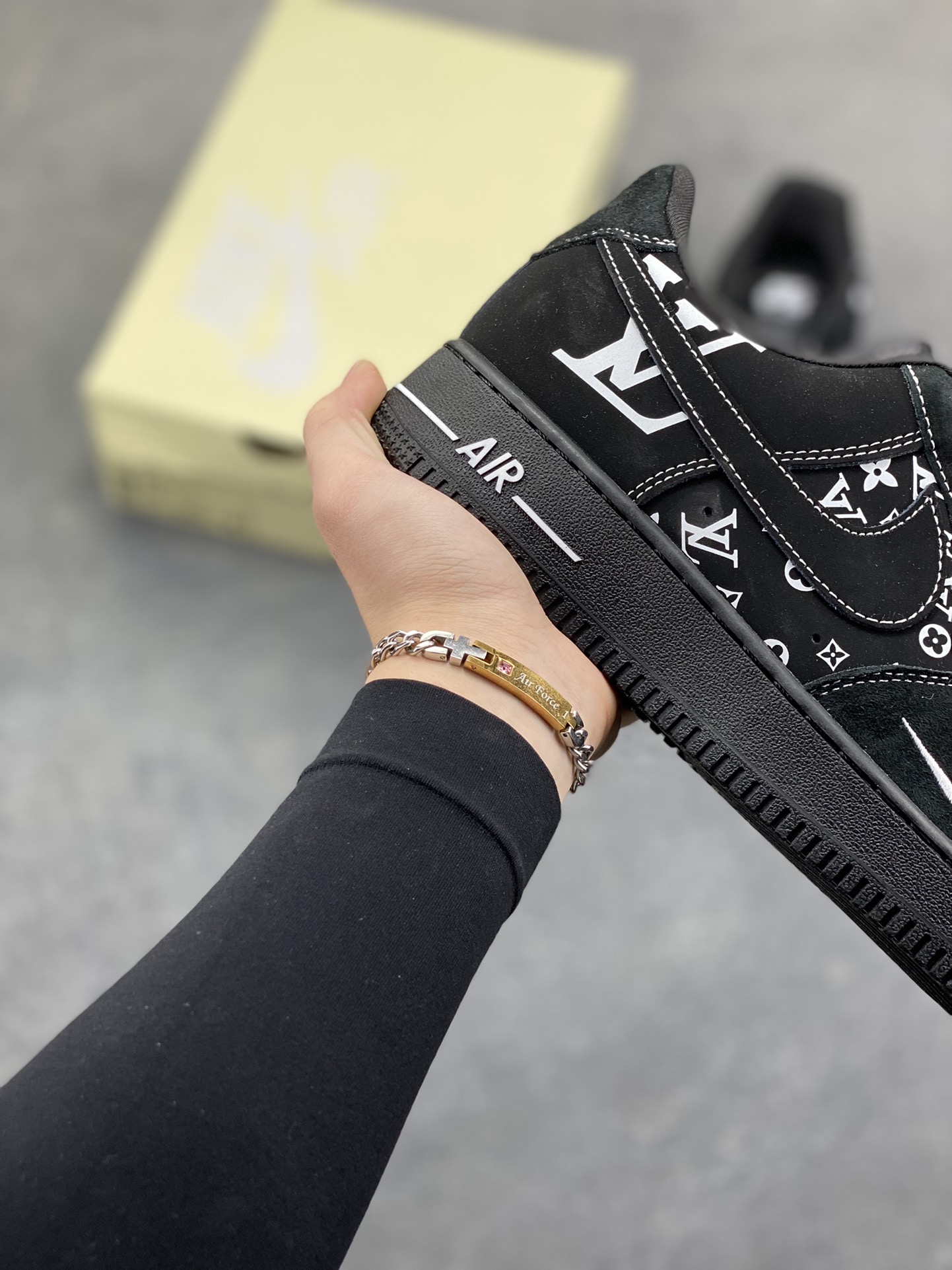 图片[6]-经典重塑，潮奢碰撞！当Nike Air Force 1的街头基因遇上LV的奢潮美学，这双Air Force 1 Low SS1979-001直接拉满视觉张力。全黑鞋身打底，满印的LV经典老花与标志性LV字母图腾错落交织，黑白撞色打破沉闷，小勾标细节暗藏巧思，Air气垫大底延续AF1的舒适脚感。 从街头到高奢场景，它既是球鞋文化的经典延续，也是跨界设计的潮范表达，上脚即刻解锁独一无二的穿搭腔调，潮人必备的吸睛利器就是它！-选品中心