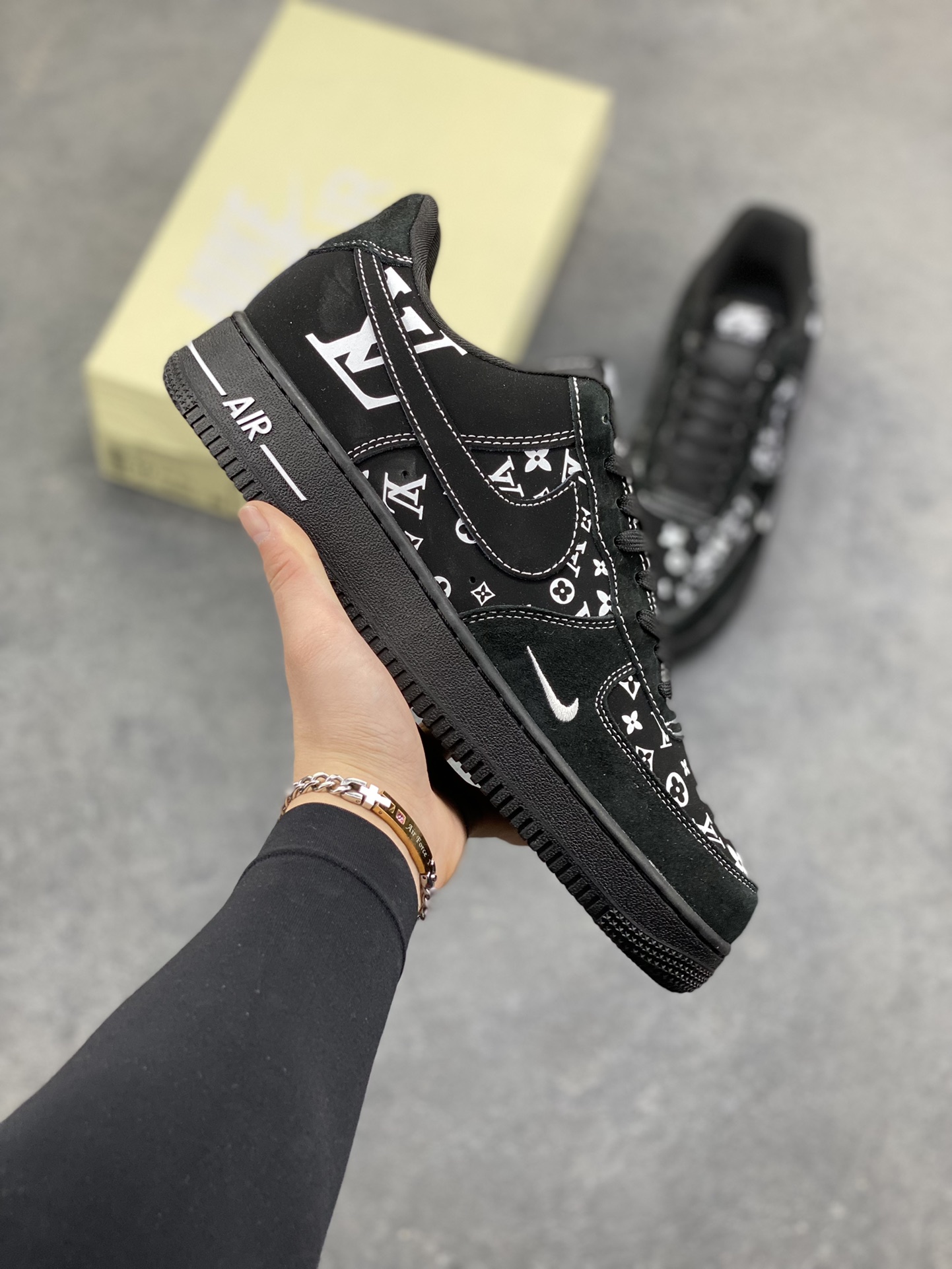 经典重塑，潮奢碰撞！当Nike Air Force 1的街头基因遇上LV的奢潮美学，这双Air Force 1 Low SS1979-001直接拉满视觉张力。全黑鞋身打底，满印的LV经典老花与标志性LV字母图腾错落交织，黑白撞色打破沉闷，小勾标细节暗藏巧思，Air气垫大底延续AF1的舒适脚感。 从街头到高奢场景，它既是球鞋文化的经典延续，也是跨界设计的潮范表达，上脚即刻解锁独一无二的穿搭腔调，潮人必备的吸睛利器就是它！-选品中心