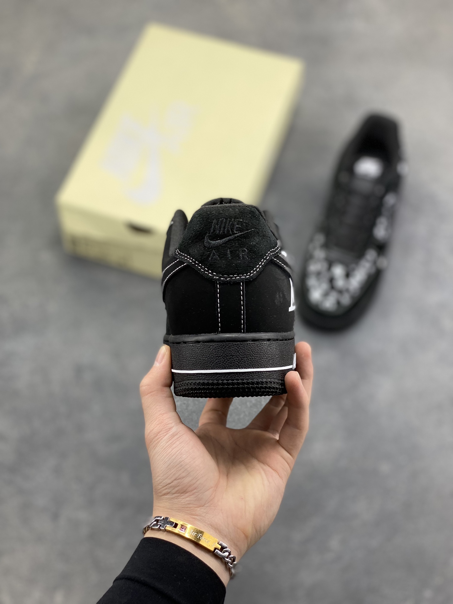 图片[4]-经典重塑，潮奢碰撞！当Nike Air Force 1的街头基因遇上LV的奢潮美学，这双Air Force 1 Low SS1979-001直接拉满视觉张力。全黑鞋身打底，满印的LV经典老花与标志性LV字母图腾错落交织，黑白撞色打破沉闷，小勾标细节暗藏巧思，Air气垫大底延续AF1的舒适脚感。 从街头到高奢场景，它既是球鞋文化的经典延续，也是跨界设计的潮范表达，上脚即刻解锁独一无二的穿搭腔调，潮人必备的吸睛利器就是它！-选品中心