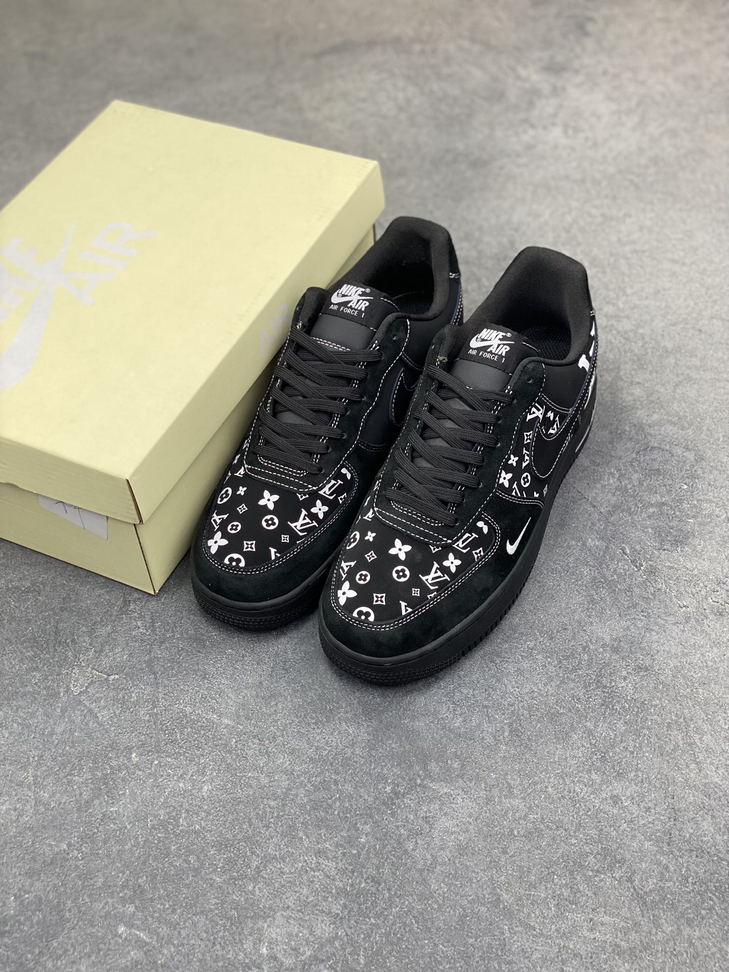 图片[8]-经典重塑，潮奢碰撞！当Nike Air Force 1的街头基因遇上LV的奢潮美学，这双Air Force 1 Low SS1979-001直接拉满视觉张力。全黑鞋身打底，满印的LV经典老花与标志性LV字母图腾错落交织，黑白撞色打破沉闷，小勾标细节暗藏巧思，Air气垫大底延续AF1的舒适脚感。 从街头到高奢场景，它既是球鞋文化的经典延续，也是跨界设计的潮范表达，上脚即刻解锁独一无二的穿搭腔调，潮人必备的吸睛利器就是它！-选品中心
