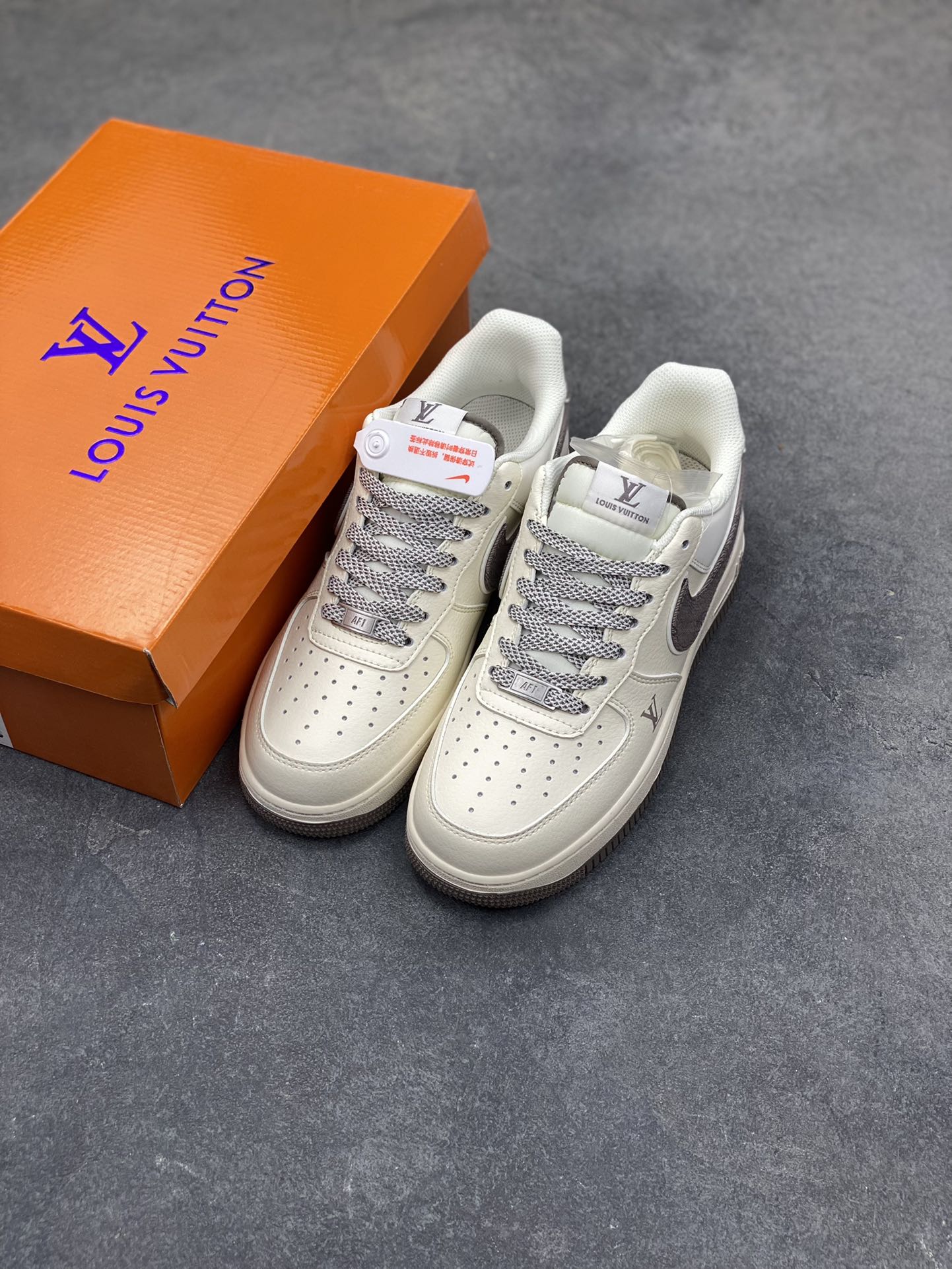 图片[8]-NIke Air Force 1 ‘07 Low “LV联名-米灰牛仔勾”空军一号 低帮 运动鞋 休闲鞋 折边针车 工艺难度大 原楦头原纸板 原装鞋盒 定制五金配件 内置全掌气垫 原厂鞋底 货号：SM6668-128 尺码：36 36.5 37.5 38 38.5 39 40 40.5 41 42 42.5 43 44 44.5 45-选品中心