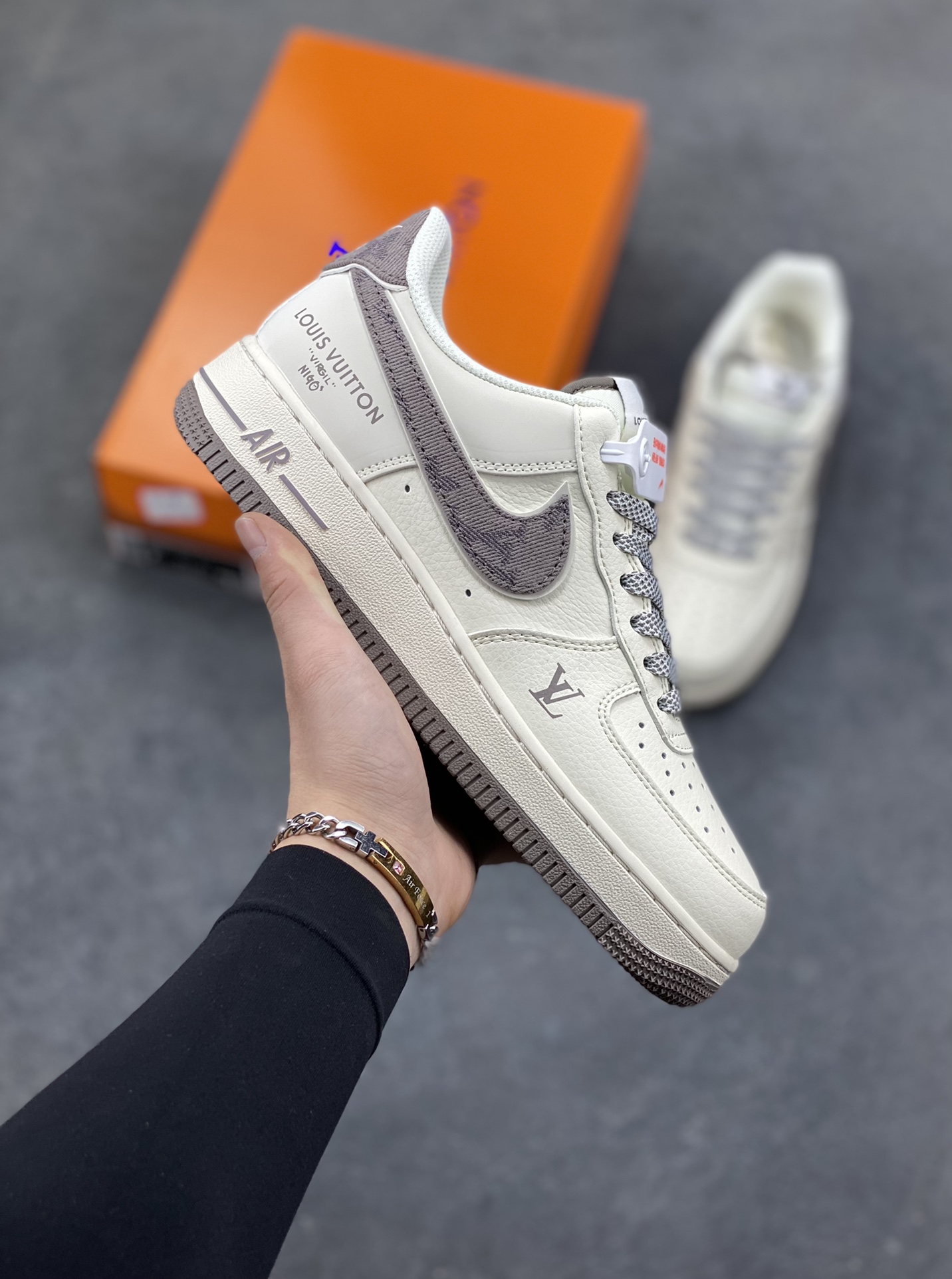 NIke Air Force 1 ‘07 Low “LV联名-米灰牛仔勾”空军一号 低帮 运动鞋 休闲鞋 折边针车 工艺难度大 原楦头原纸板 原装鞋盒 定制五金配件 内置全掌气垫 原厂鞋底 货号：SM6668-128 尺码：36 36.5 37.5 38 38.5 39 40 40.5 41 42 42.5 43 44 44.5 45-选品中心