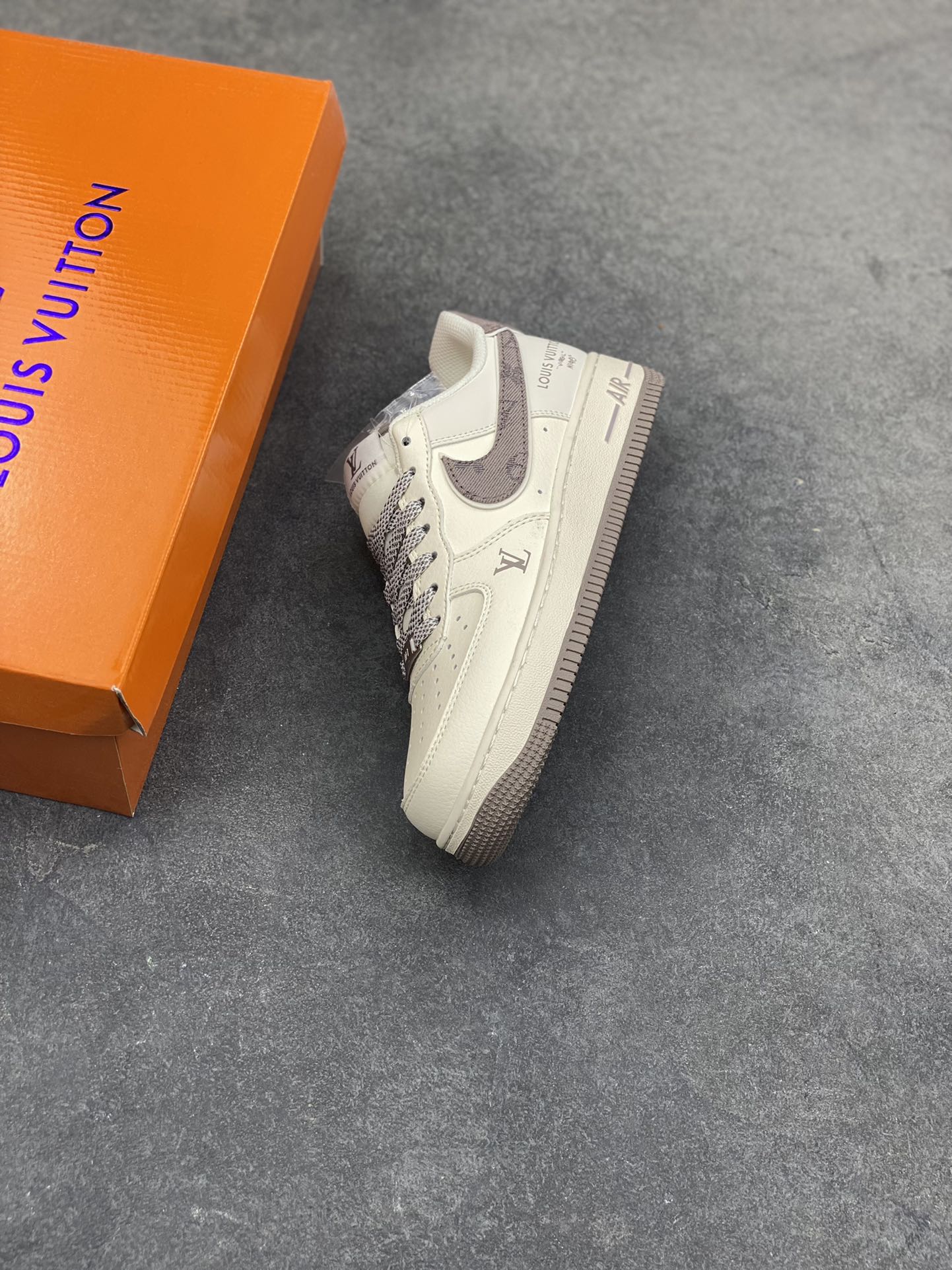 图片[7]-NIke Air Force 1 ‘07 Low “LV联名-米灰牛仔勾”空军一号 低帮 运动鞋 休闲鞋 折边针车 工艺难度大 原楦头原纸板 原装鞋盒 定制五金配件 内置全掌气垫 原厂鞋底 货号：SM6668-128 尺码：36 36.5 37.5 38 38.5 39 40 40.5 41 42 42.5 43 44 44.5 45-选品中心