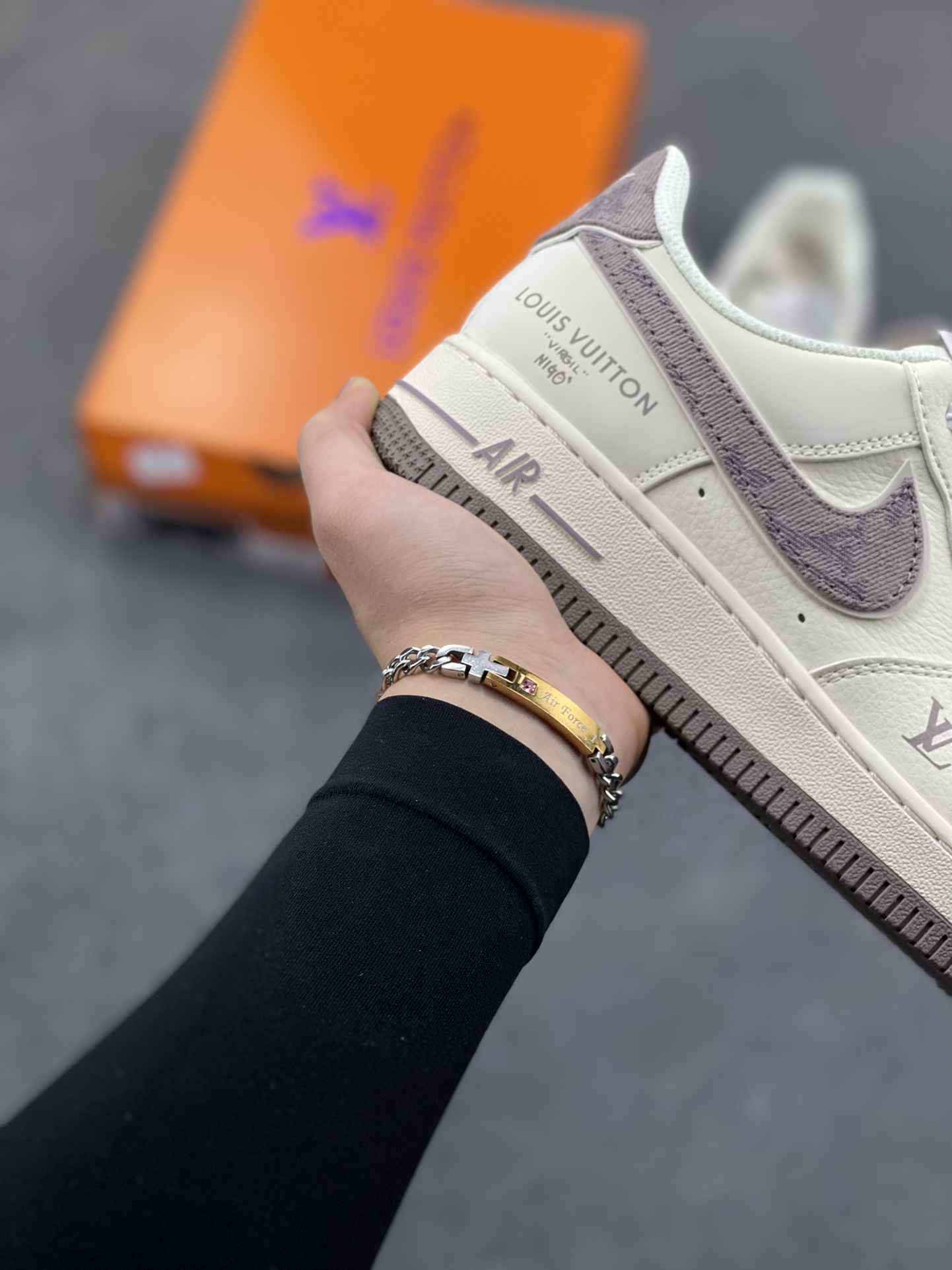 图片[6]-NIke Air Force 1 ‘07 Low “LV联名-米灰牛仔勾”空军一号 低帮 运动鞋 休闲鞋 折边针车 工艺难度大 原楦头原纸板 原装鞋盒 定制五金配件 内置全掌气垫 原厂鞋底 货号：SM6668-128 尺码：36 36.5 37.5 38 38.5 39 40 40.5 41 42 42.5 43 44 44.5 45-选品中心