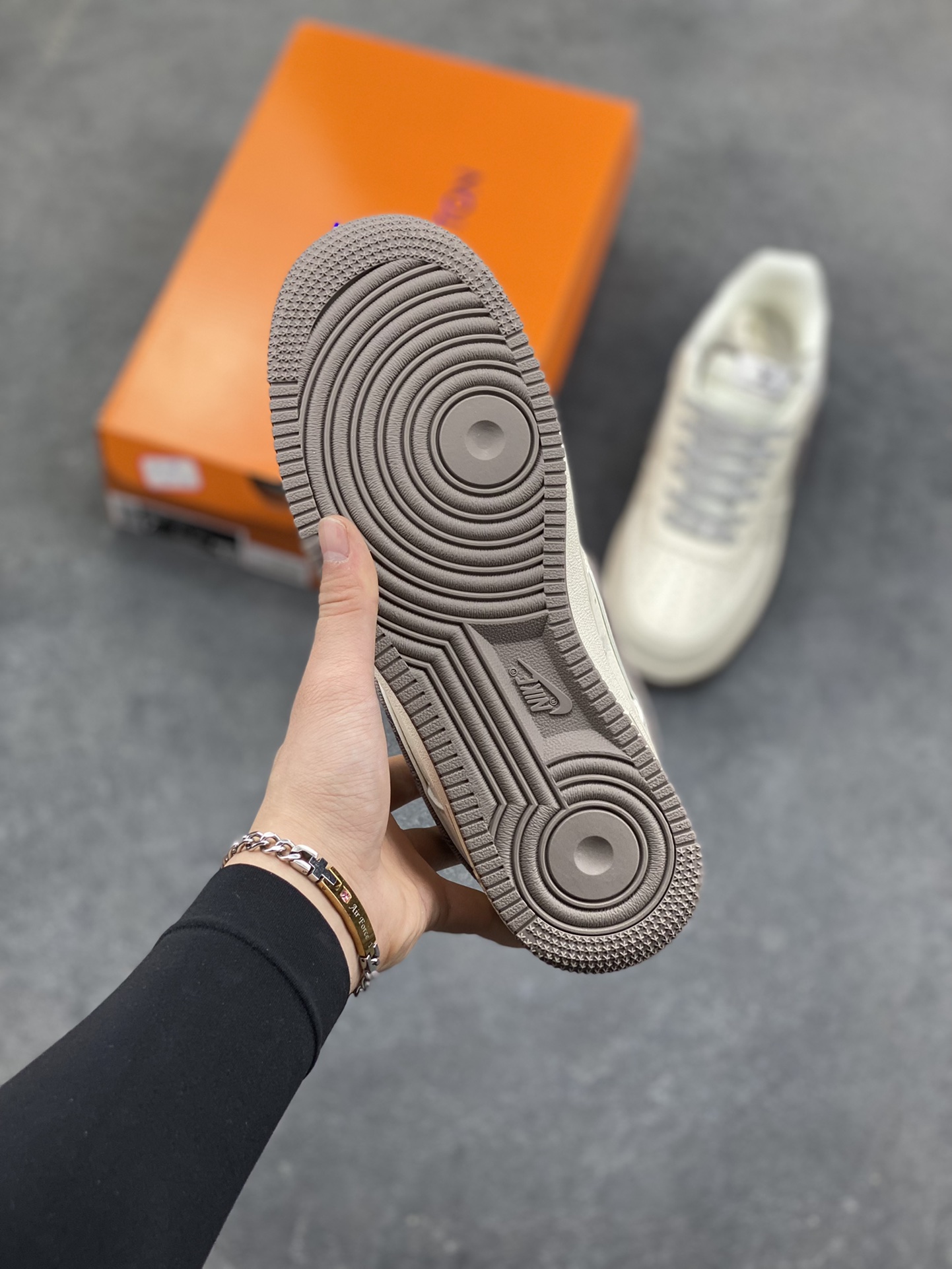 图片[5]-NIke Air Force 1 ‘07 Low “LV联名-米灰牛仔勾”空军一号 低帮 运动鞋 休闲鞋 折边针车 工艺难度大 原楦头原纸板 原装鞋盒 定制五金配件 内置全掌气垫 原厂鞋底 货号：SM6668-128 尺码：36 36.5 37.5 38 38.5 39 40 40.5 41 42 42.5 43 44 44.5 45-选品中心