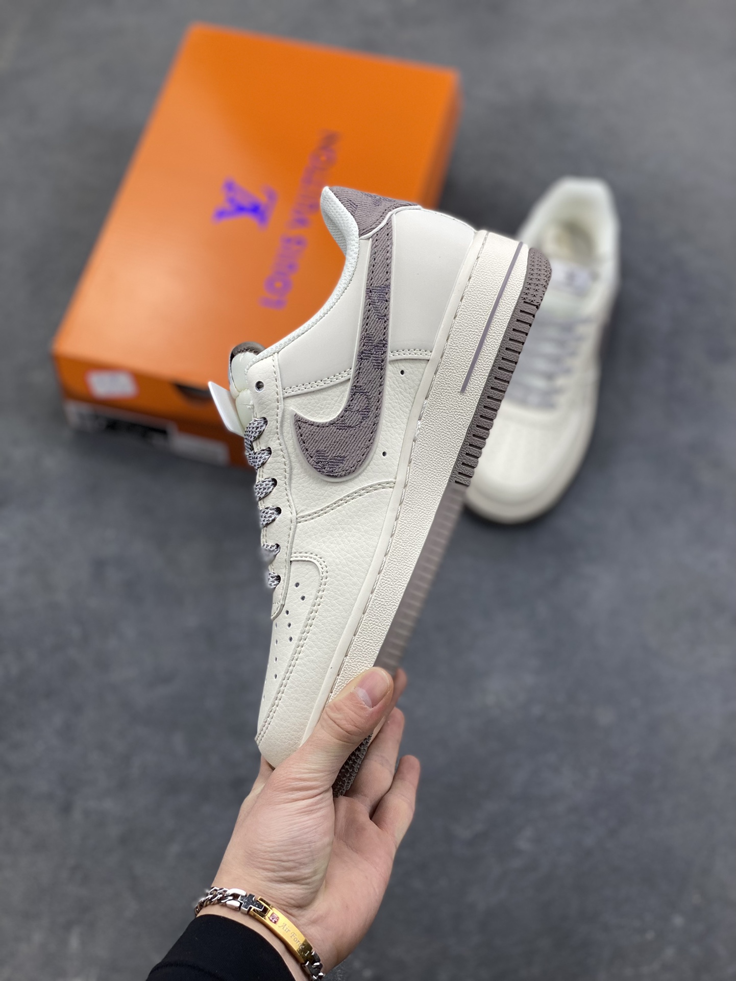 图片[3]-NIke Air Force 1 ‘07 Low “LV联名-米灰牛仔勾”空军一号 低帮 运动鞋 休闲鞋 折边针车 工艺难度大 原楦头原纸板 原装鞋盒 定制五金配件 内置全掌气垫 原厂鞋底 货号：SM6668-128 尺码：36 36.5 37.5 38 38.5 39 40 40.5 41 42 42.5 43 44 44.5 45-选品中心