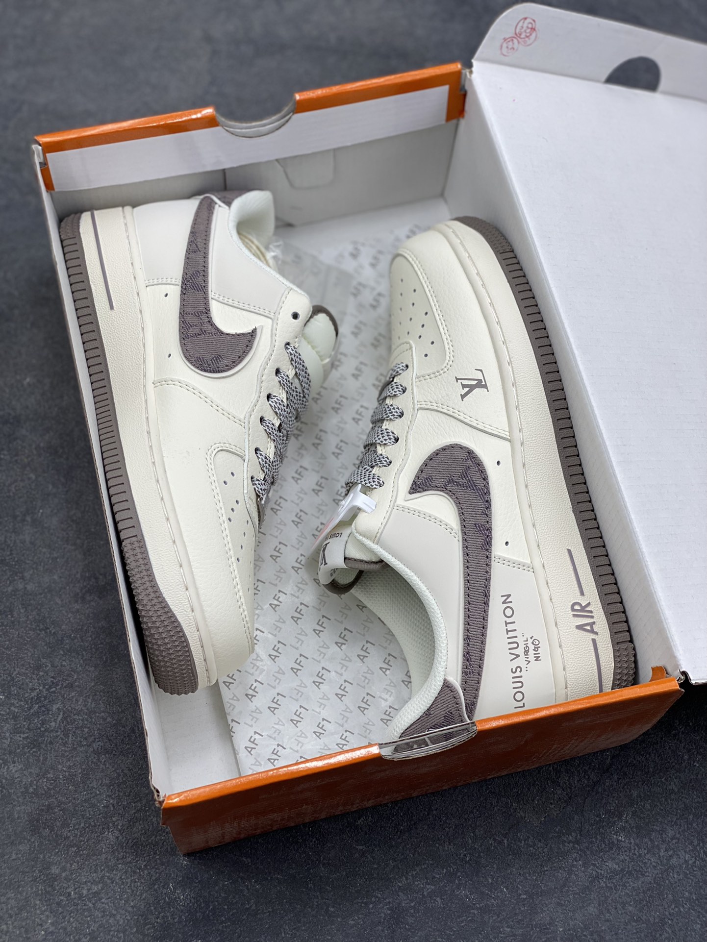 图片[9]-NIke Air Force 1 ‘07 Low “LV联名-米灰牛仔勾”空军一号 低帮 运动鞋 休闲鞋 折边针车 工艺难度大 原楦头原纸板 原装鞋盒 定制五金配件 内置全掌气垫 原厂鞋底 货号：SM6668-128 尺码：36 36.5 37.5 38 38.5 39 40 40.5 41 42 42.5 43 44 44.5 45-选品中心