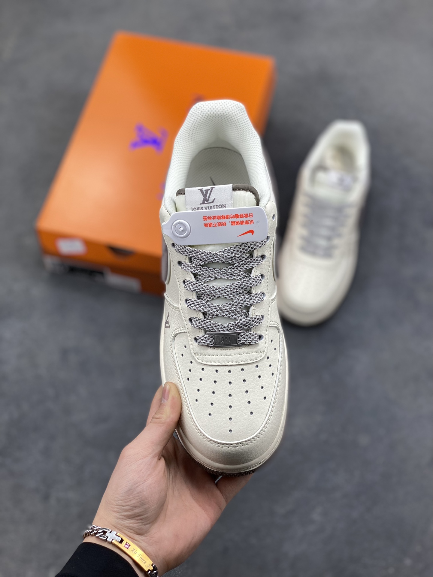 图片[2]-NIke Air Force 1 ‘07 Low “LV联名-米灰牛仔勾”空军一号 低帮 运动鞋 休闲鞋 折边针车 工艺难度大 原楦头原纸板 原装鞋盒 定制五金配件 内置全掌气垫 原厂鞋底 货号：SM6668-128 尺码：36 36.5 37.5 38 38.5 39 40 40.5 41 42 42.5 43 44 44.5 45-选品中心