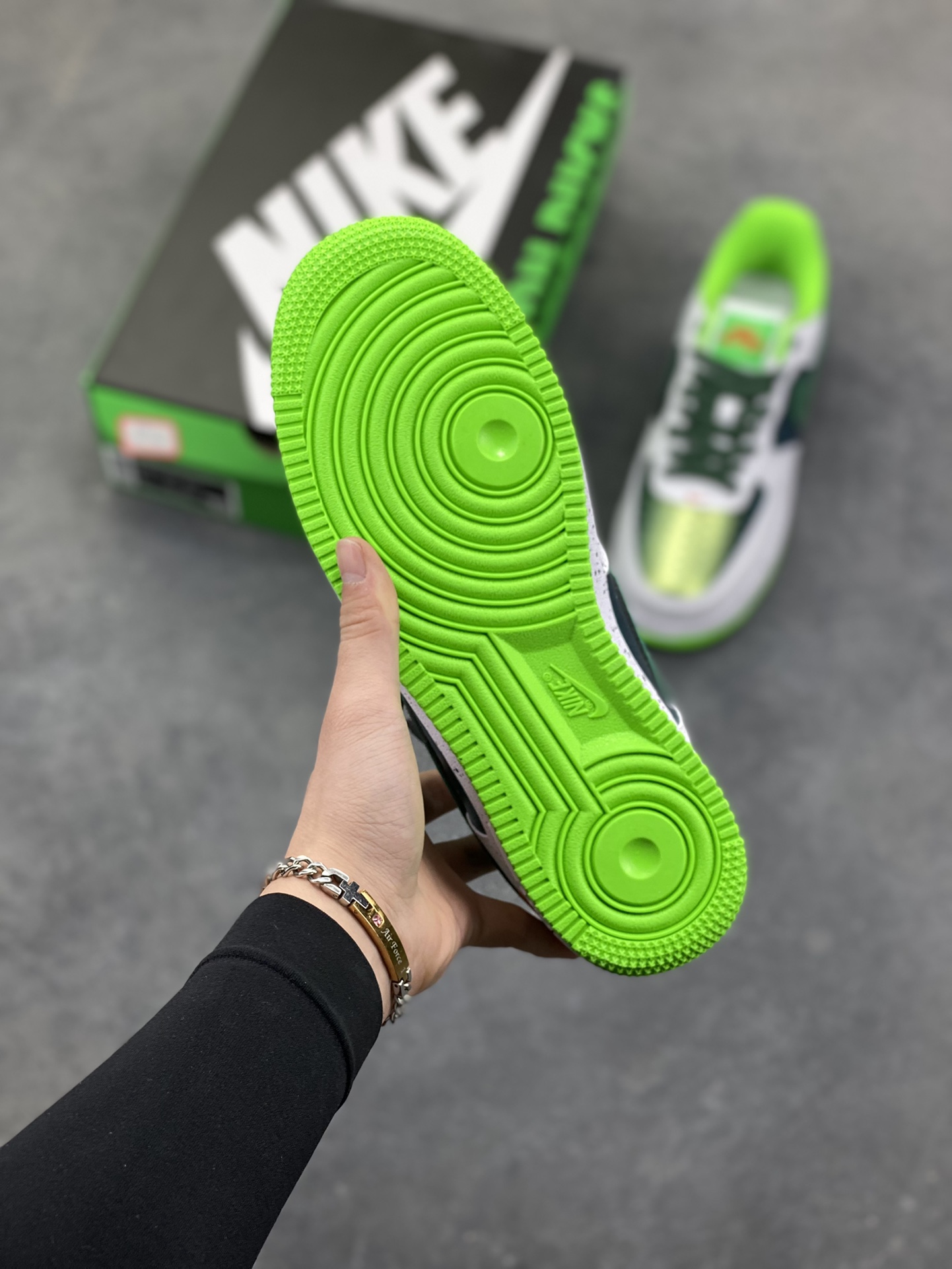 图片[5]-NIke Air Force 1 ‘07 Low 空军一号低帮 运动鞋 休闲鞋 折边针车 工艺难度大 原楦头原纸板 原装鞋盒 定制五金配件 内置全掌气垫 原厂鞋底 货号：IU7613-100 尺码：36 36.5 37.5 38 38.5 39 40 40.5 41 42 42.5 43 44 44.5 45-选品中心