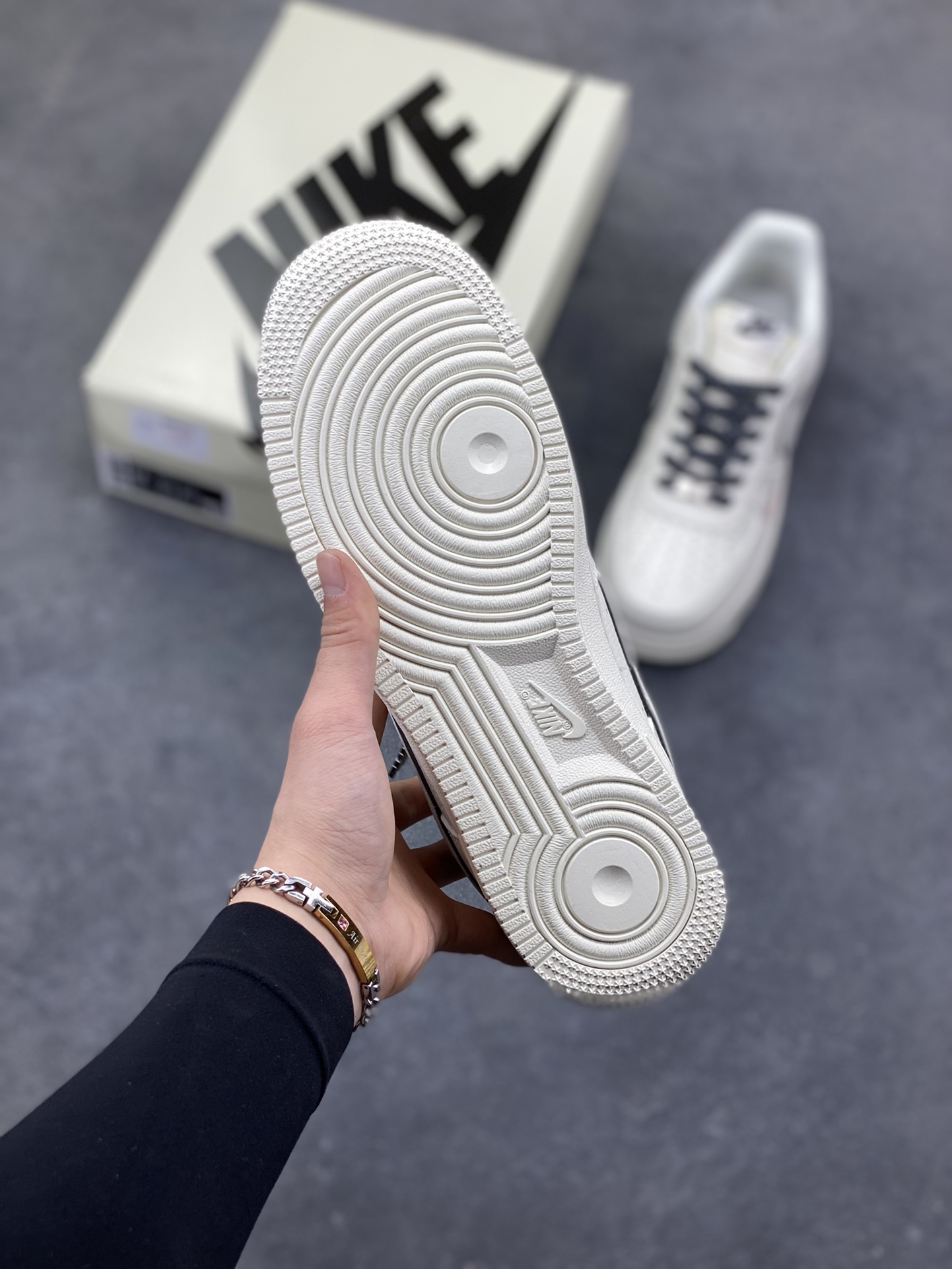 图片[5]-Nike Air Force 1 Low 马年限定 原楦头原纸板 打造纯正空军版型 专注外贸渠道 全掌内置蜂窝气垫 原盒配件 原厂中底钢印、拉帮完美 货号： CS5288-059 尺码： 36 36.5 37.5 38 38.5 39 40 40.5 41 42 42.5 43 44 45-选品中心