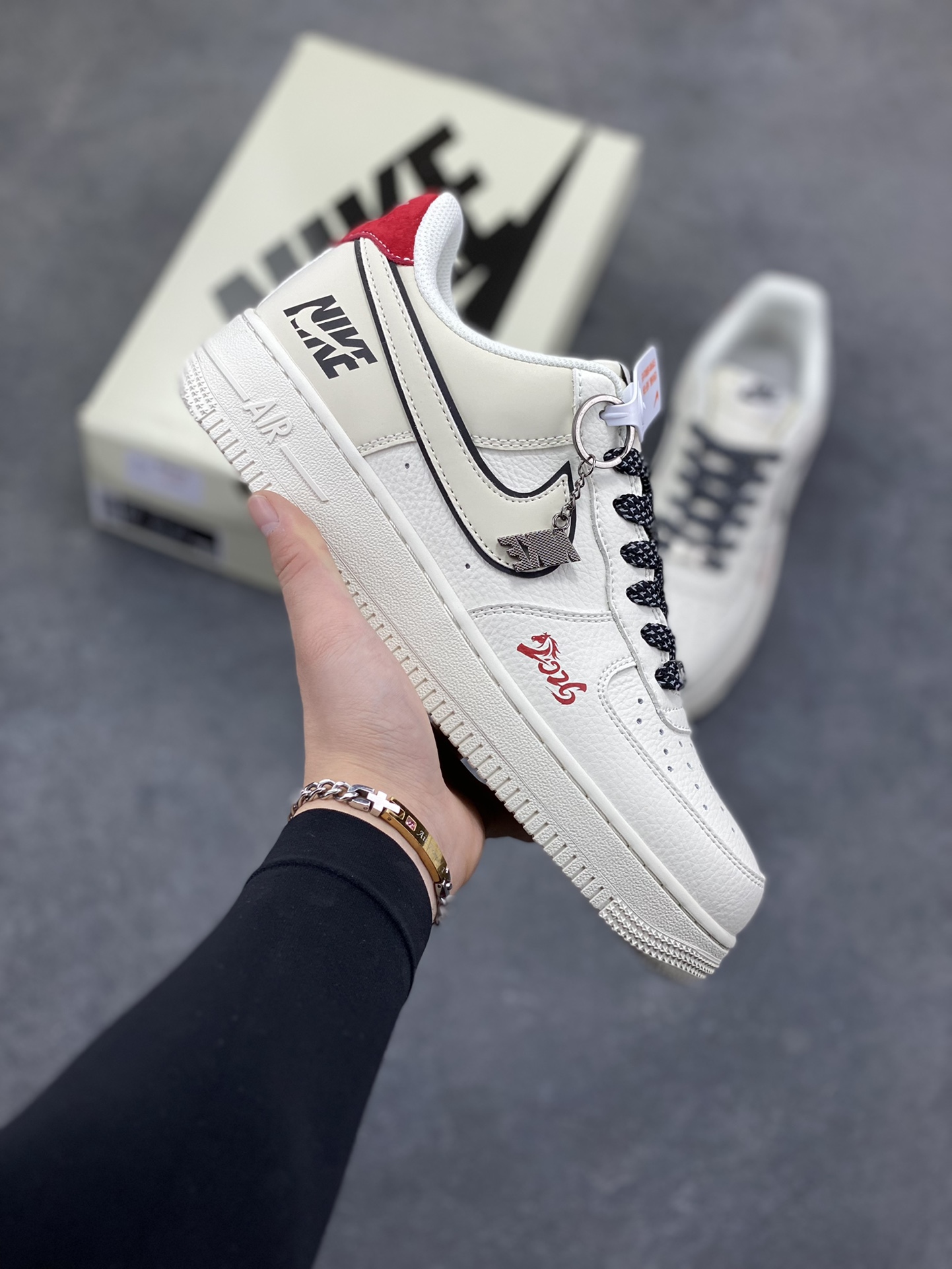Nike Air Force 1 Low 马年限定 原楦头原纸板 打造纯正空军版型 专注外贸渠道 全掌内置蜂窝气垫 原盒配件 原厂中底钢印、拉帮完美 货号： CS5288-059 尺码： 36 36.5 37.5 38 38.5 39 40 40.5 41 42 42.5 43 44 45-选品中心